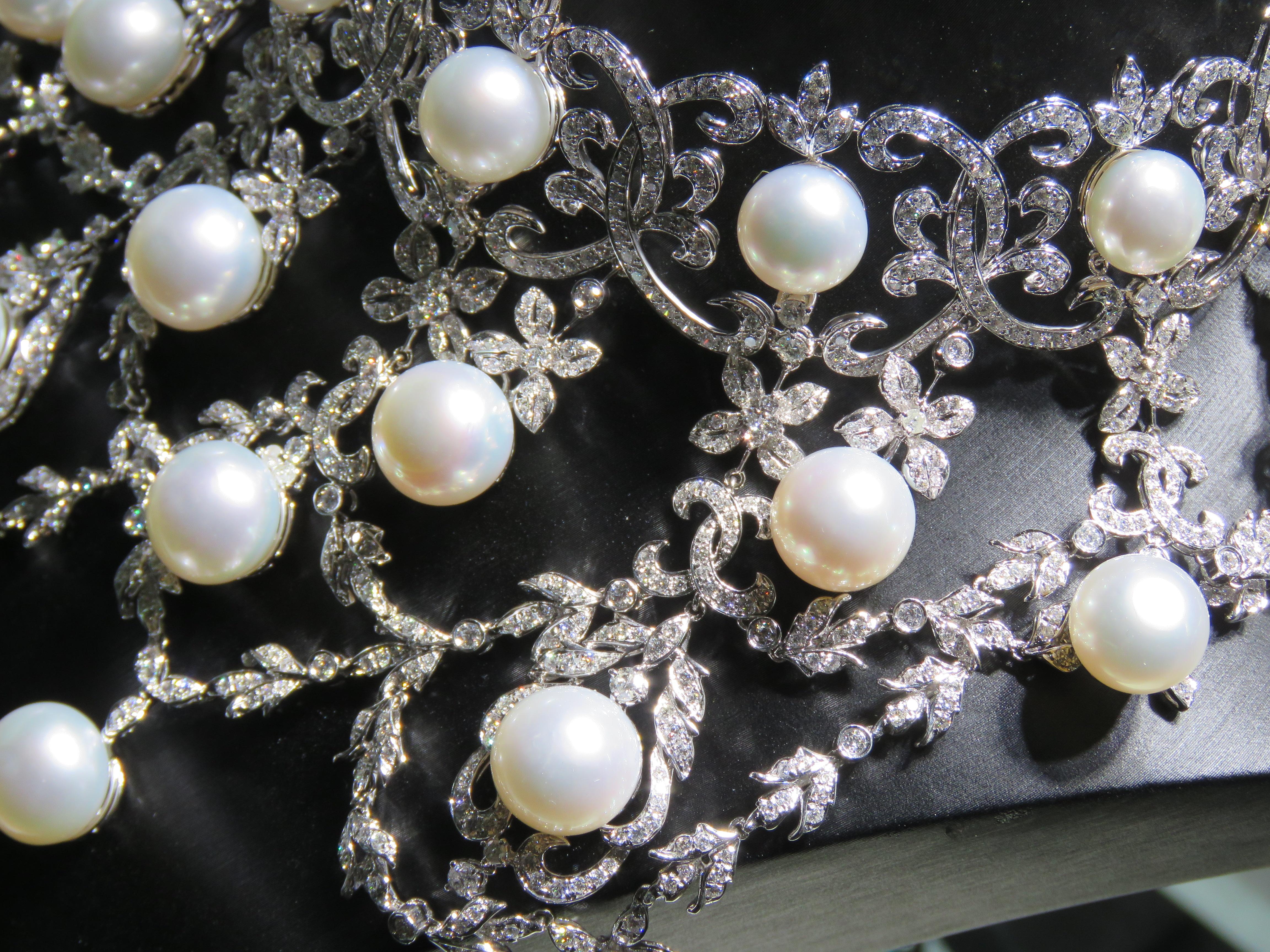 NWT $265, 000 18KT Huge South Sea Pearl Fancy Draping Elaborate Diamond Necklace In condizioni Nuovo in vendita a New York, NY