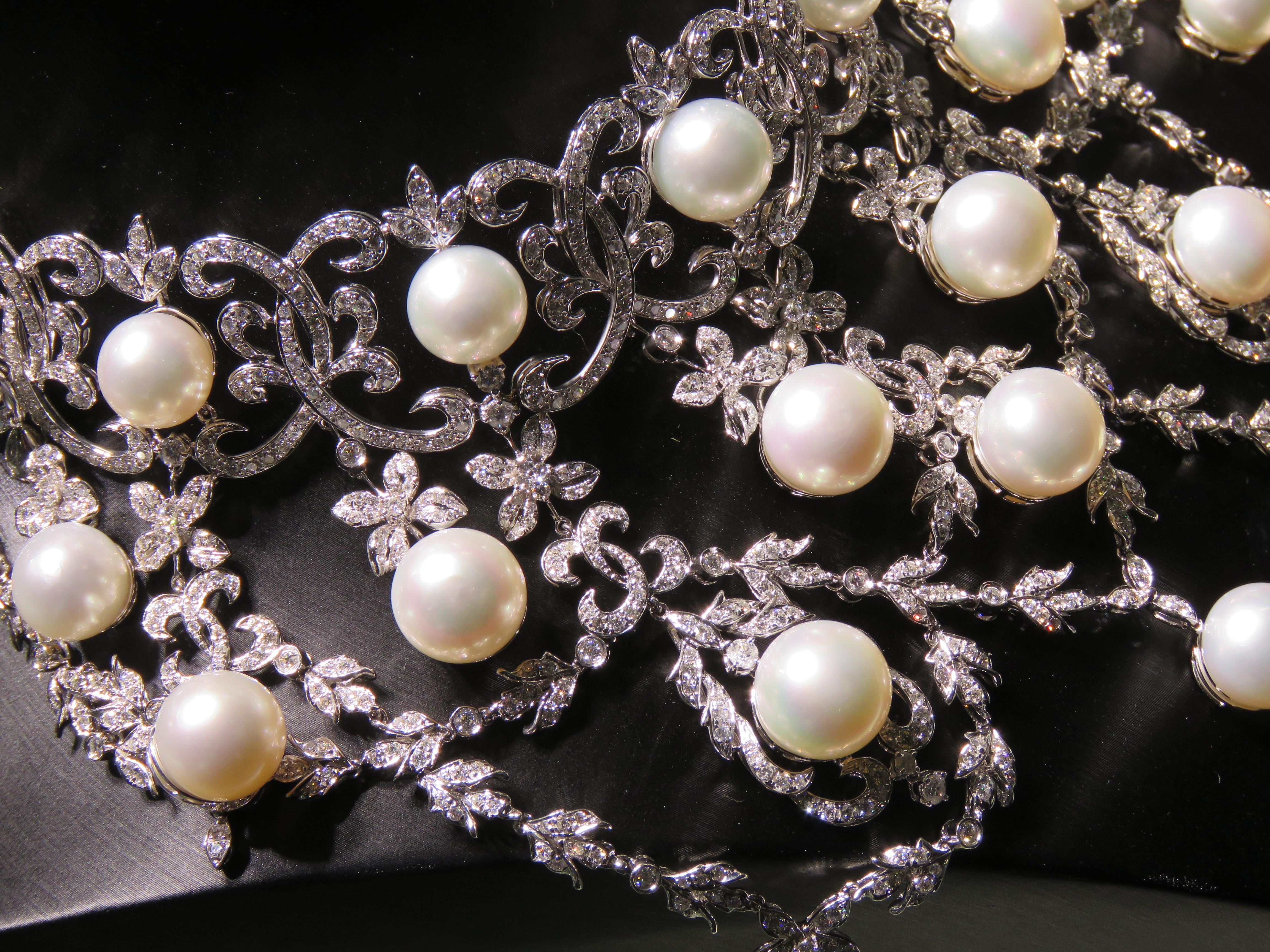 Donna NWT $265, 000 18KT Huge South Sea Pearl Fancy Draping Elaborate Diamond Necklace in vendita