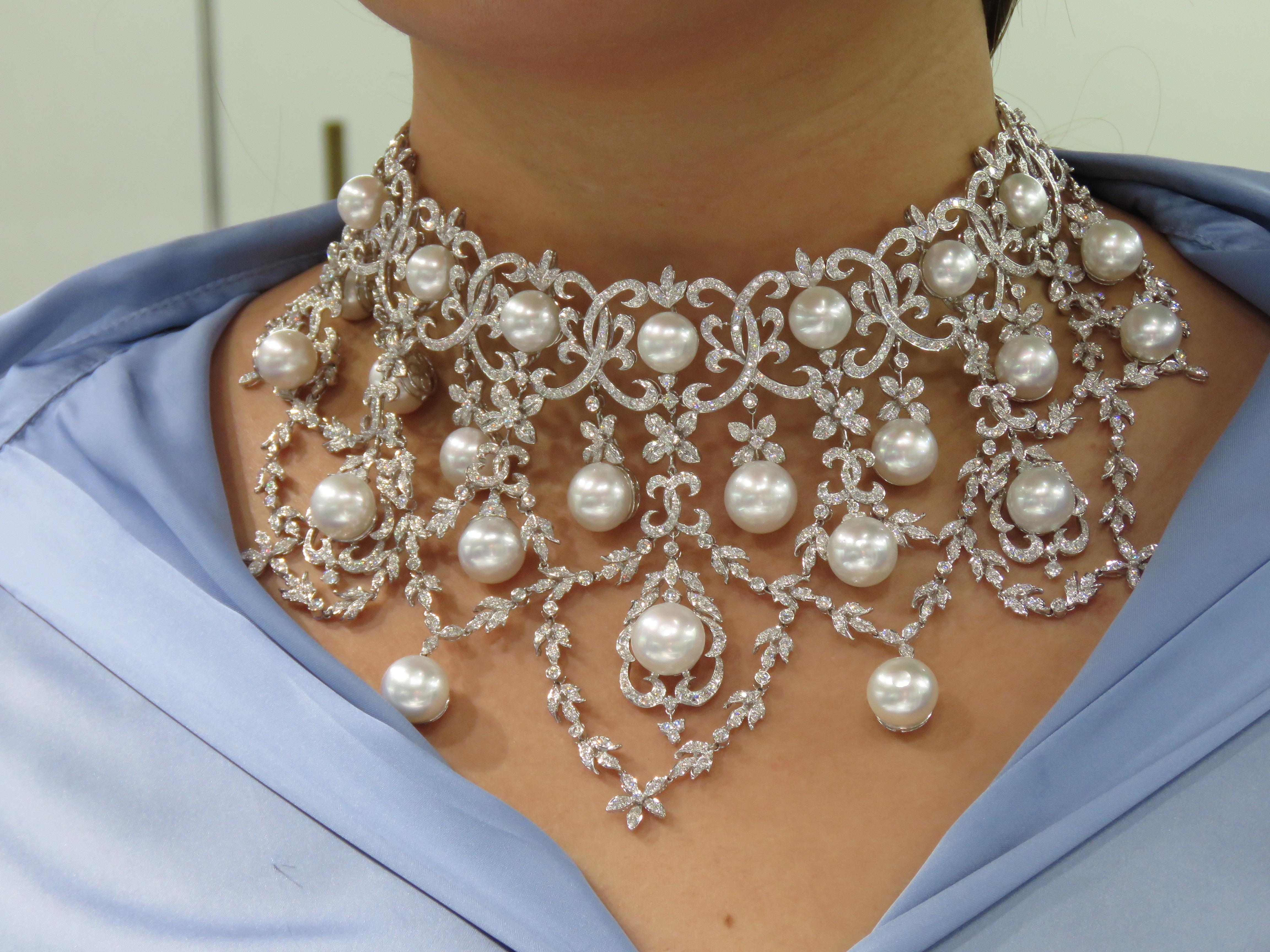 NWT $265, 000 18KT Huge South Sea Pearl Fancy Draping Elaborate Diamond Necklace in vendita 3