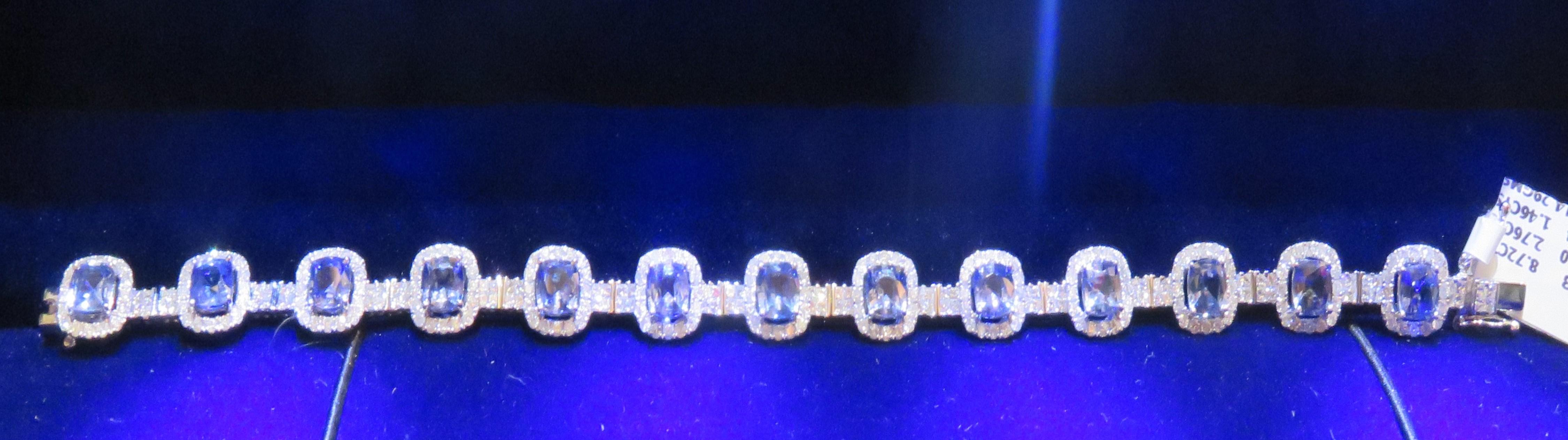 L'article suivant que nous offrons sont ces Extrêmement Rare Belle 18KT Or Fine Large Fancy Blue Sapphire Fine Magnificent Diamond Bracelet !!! Ces magnifiques saphirs rares sont superbes et scintillants et sont magnifiques ! Les diamants sont d'une