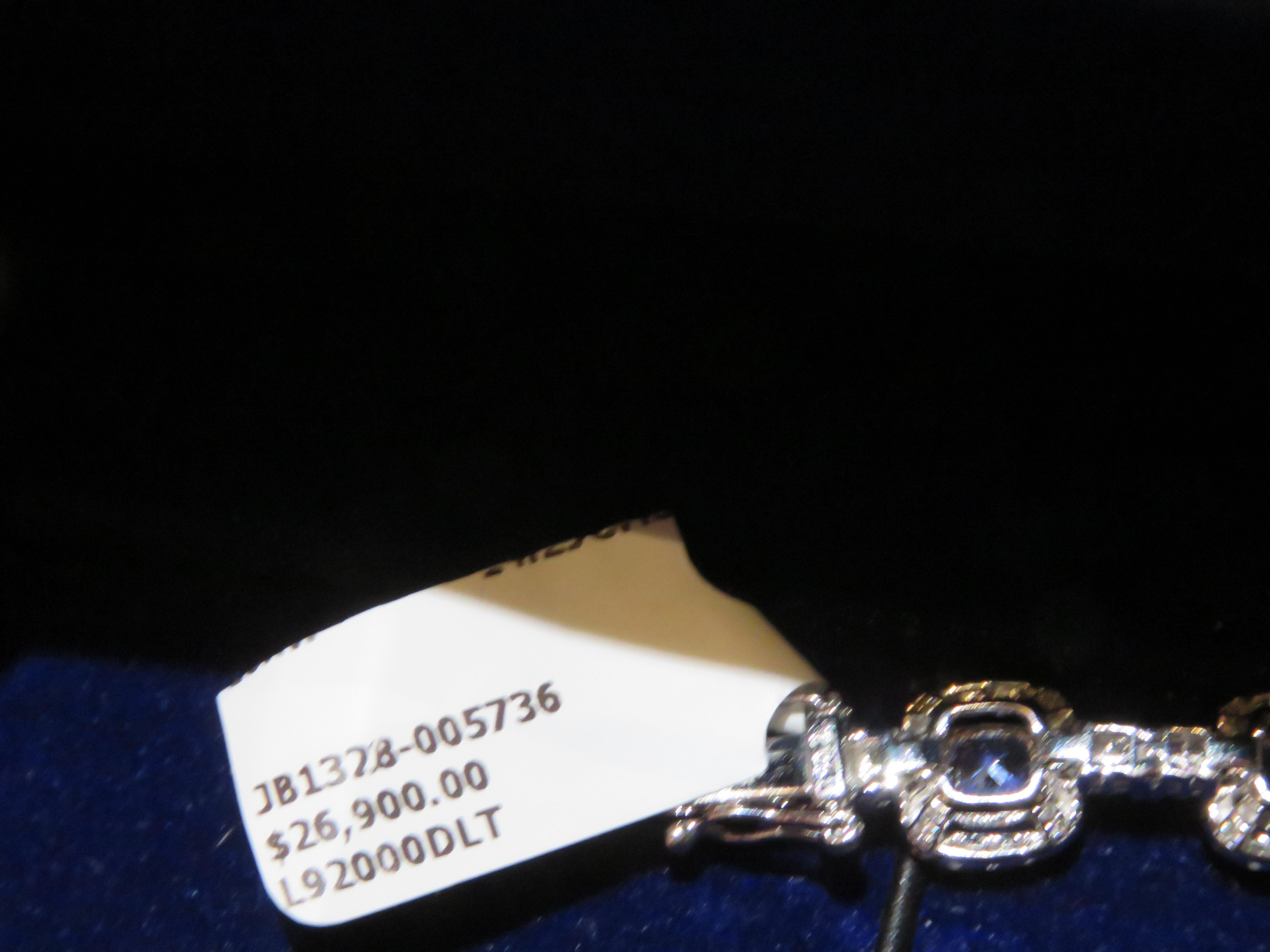 Magnifique bracelet en or 18 carats avec saphirs bleus 13 carats et diamants 26 900 $, nouveau avec étiquette Pour femmes en vente