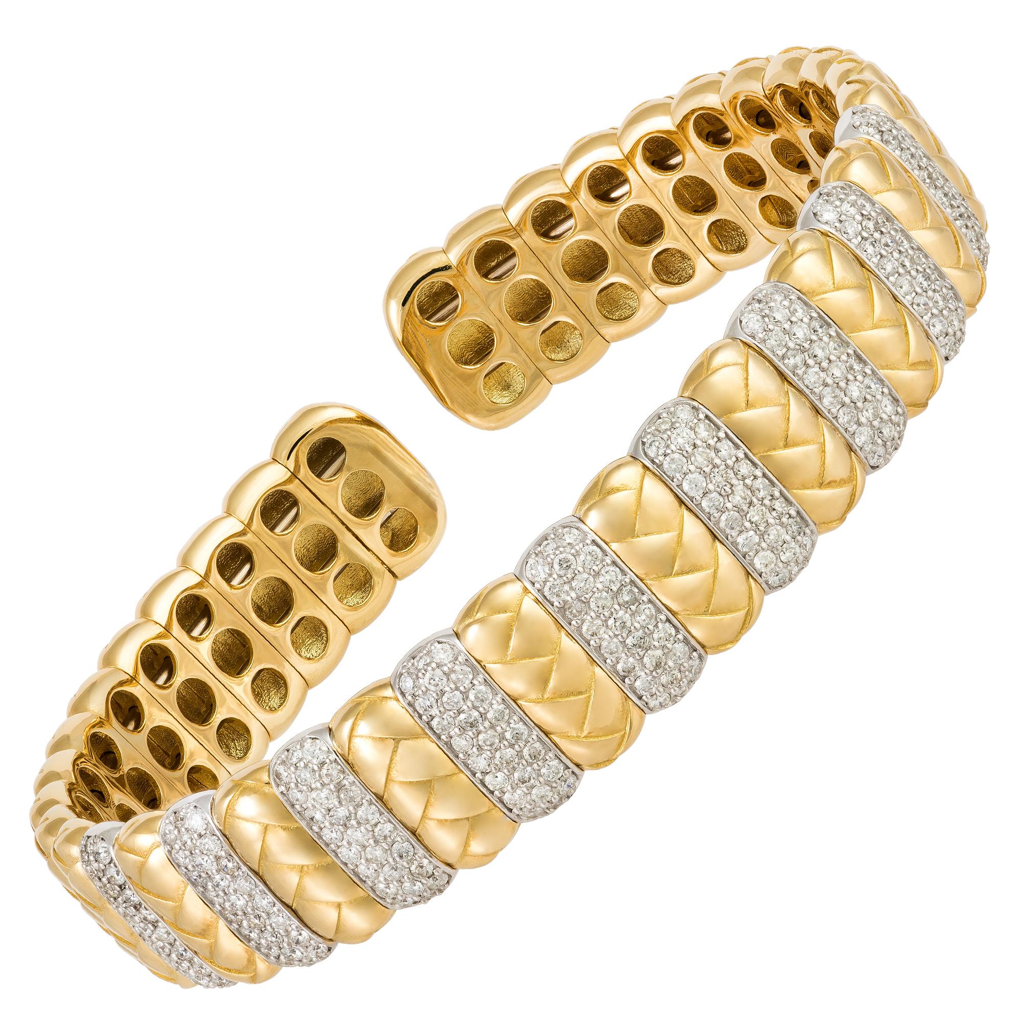 Il seguente articolo che offriamo è un braccialetto con diamanti di lusso in oro giallo 18KT, grande, raro e splendido. Il bracciale è composto da splendidi diamanti scintillanti!!! T.C.W. Circa 2CTS!!! Questo splendido braccialetto è un raro