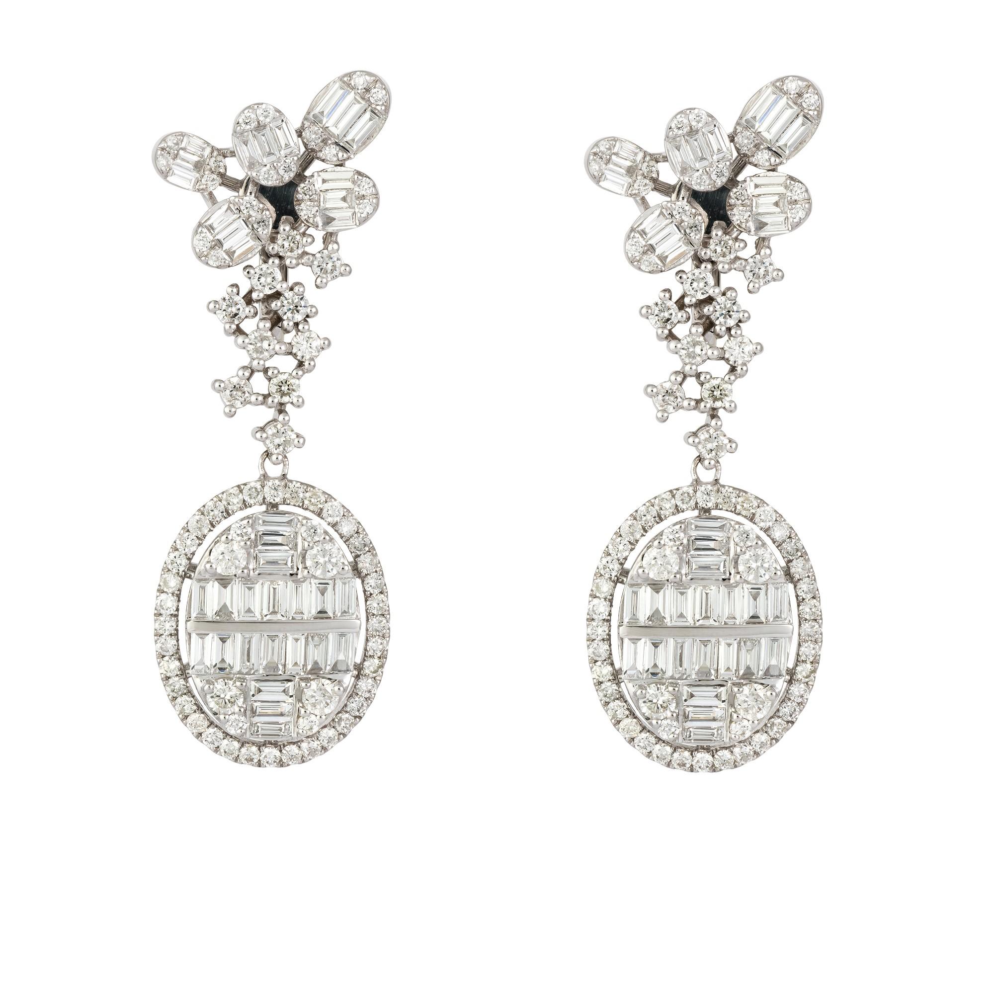 Mixed Cut NWT $27, 500 18KT Gold Magnificent White Diamond Dangle Drop Earrings For Sale