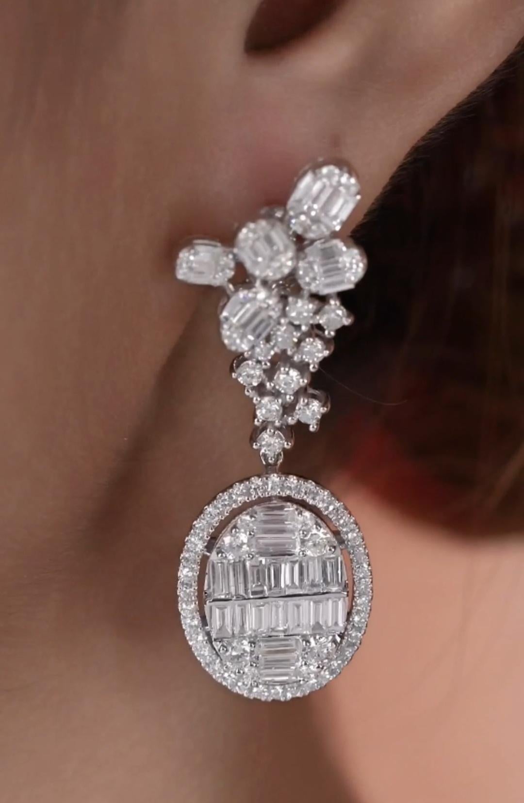NWT $27, 500 18KT Gold Magnificent White Diamond Dangle Drop Earrings In New Condition For Sale In New York, NY