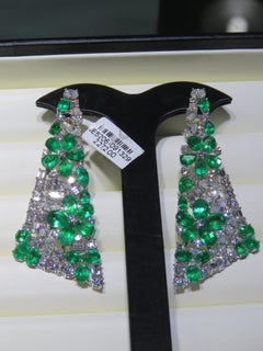 NWT $227, 200 18KT Fancy Glittering Colombian Emerald Diamond Flower Earrings