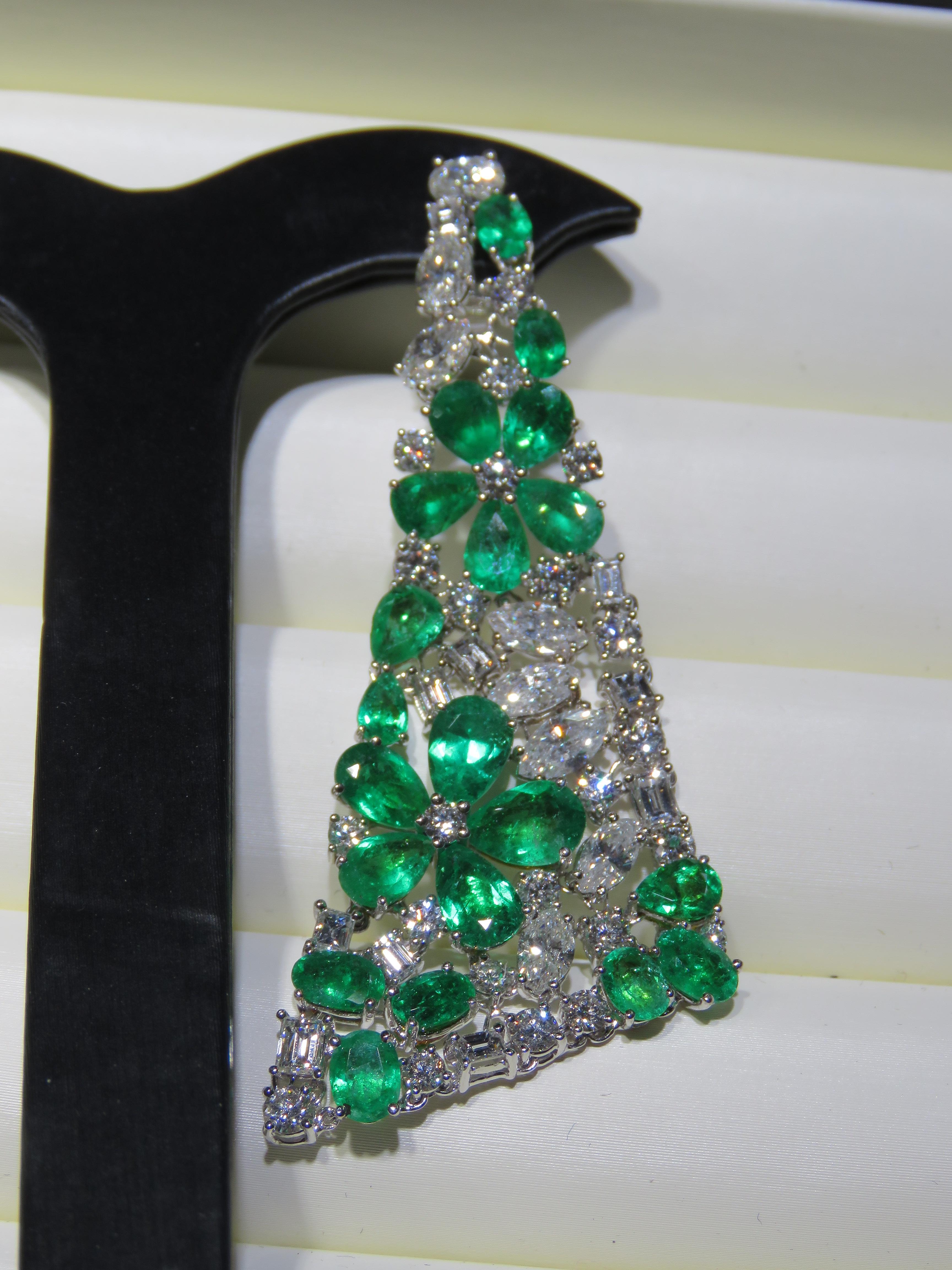 NWT $272, 200 18KT Fancy Glittering Colombian Emerald Diamond Flower Earrings In New Condition For Sale In New York, NY