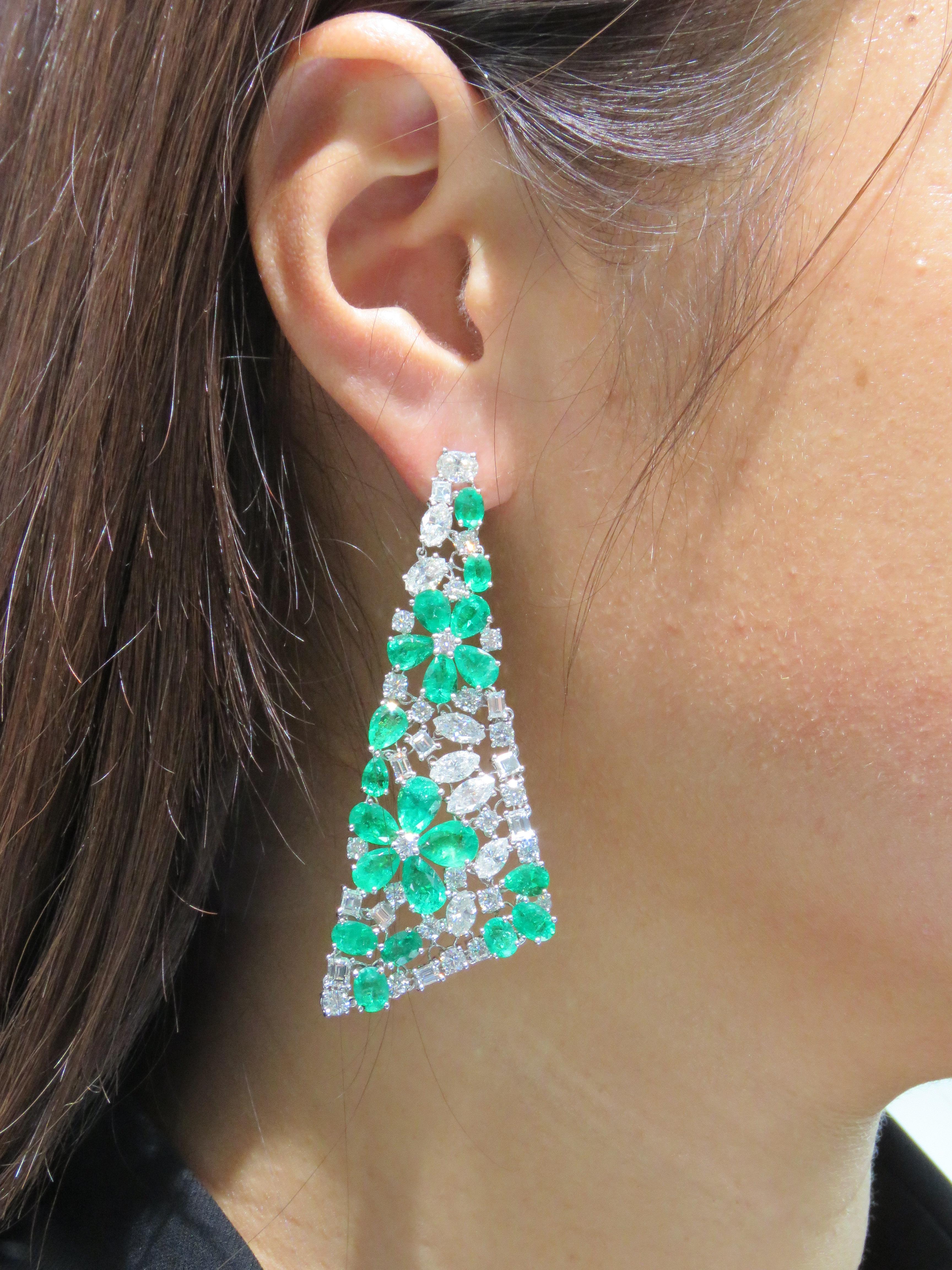 NWT $272, 200 18KT Fancy Glittering Colombian Emerald Diamond Flower Earrings For Sale 1
