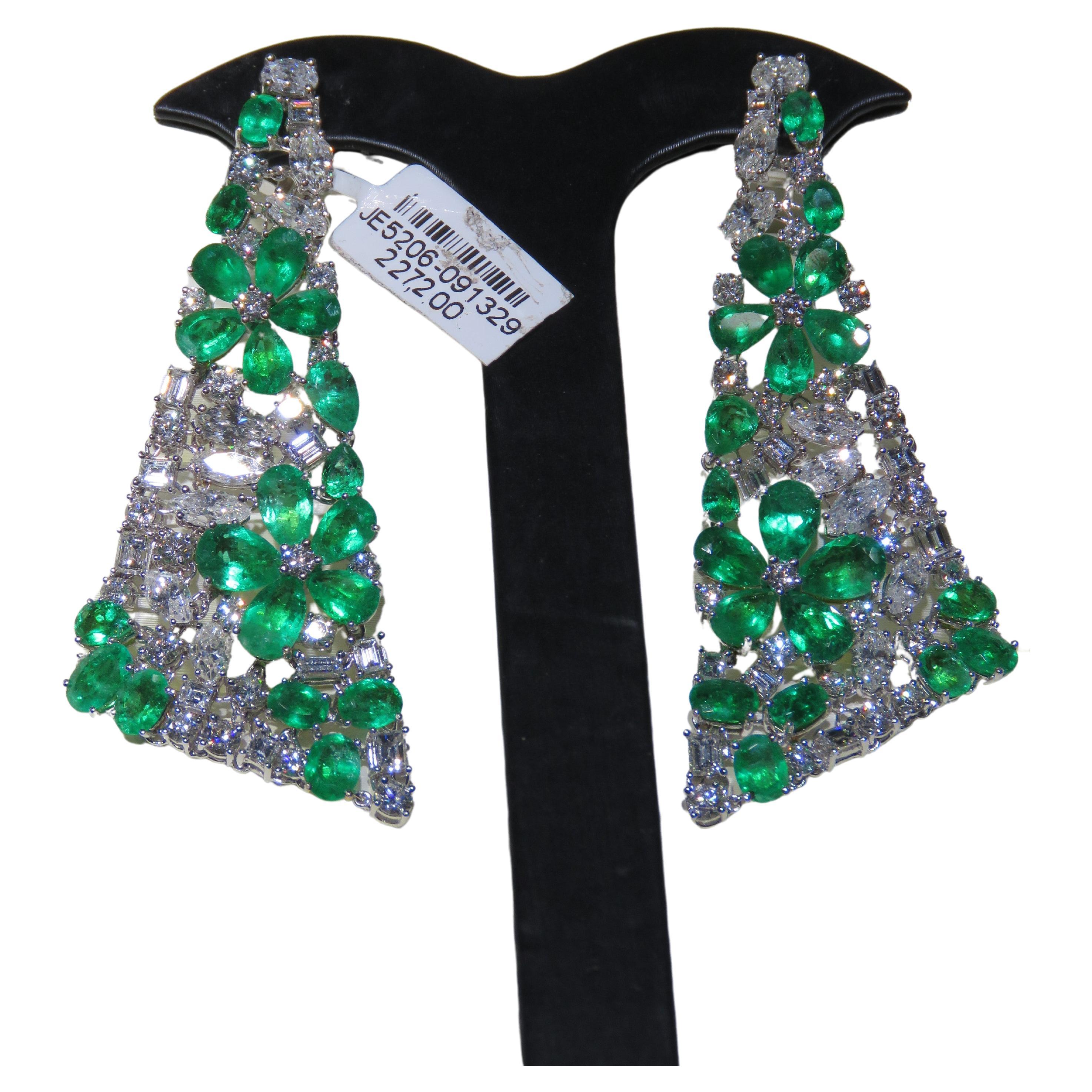 NWT $272, 200 18KT Fancy Glittering Colombian Emerald Diamond Flower Earrings For Sale