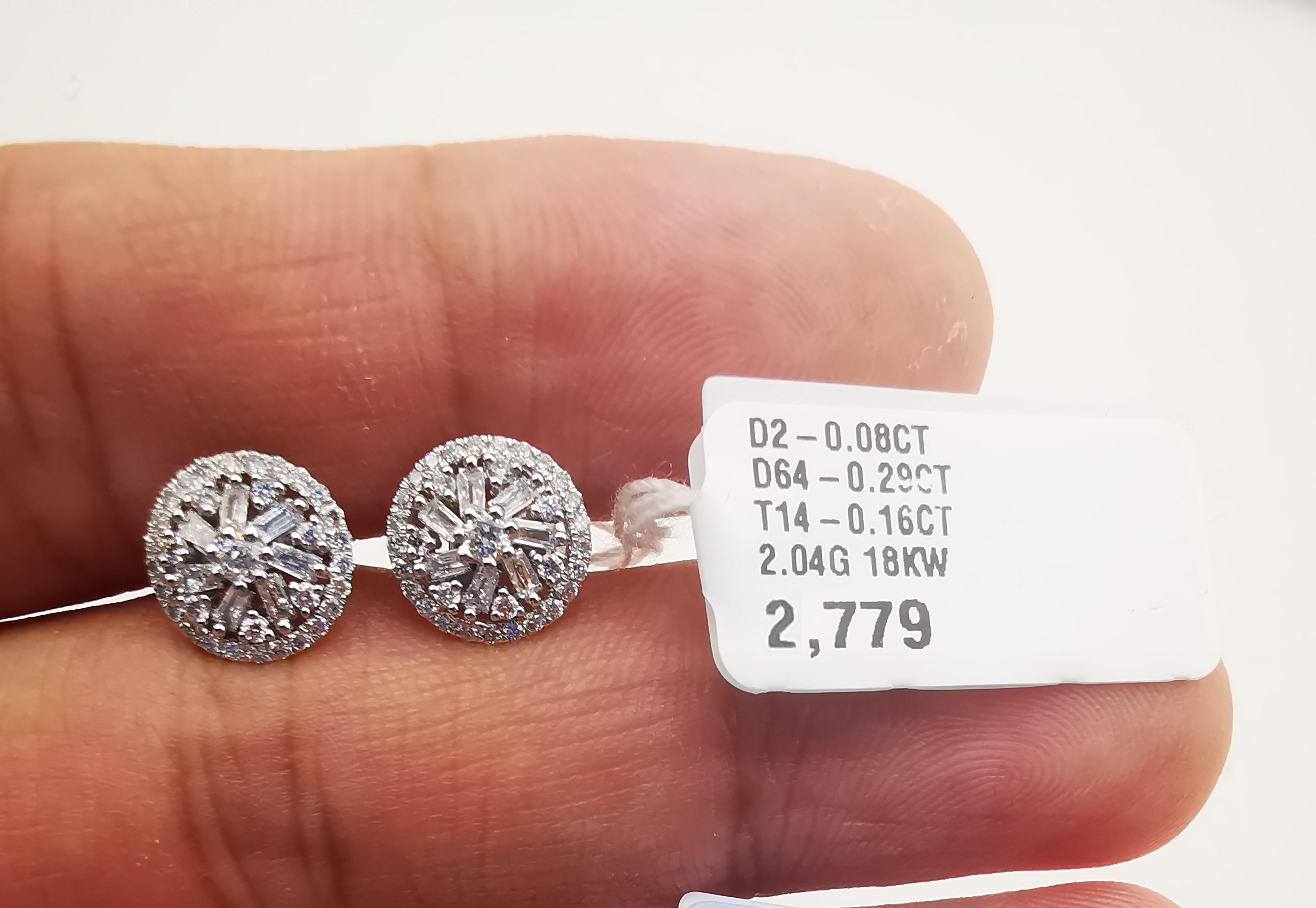 NWT 2,779 Wunderschöne 18KT prächtige Baguette Trillion Diamant-Ohrstecker, NWT (Baguetteschliff) im Angebot