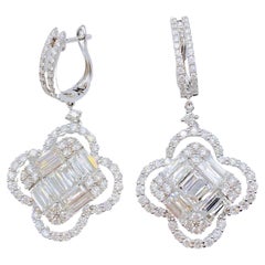 Boucles d'oreilles pendantes en or 18 carats avec grand trèfle exquis et diamants, 27,939 $, Neuf avec étiquette