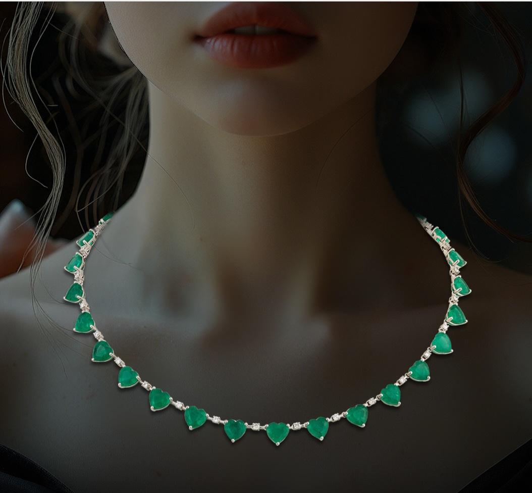 Cuore NWT $28,000 Collana in oro 18KT con diamanti e cuore di smeraldo in vendita