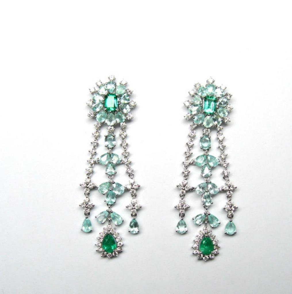 Il seguente articolo che offriamo è un raro, importante, spettacolare e brillante orecchino in oro 18KT con smeraldo, paraiba e diamante. Gli orecchini sono costituiti da rari e magnifici smeraldi circondati e incorniciati da splendide tormaline