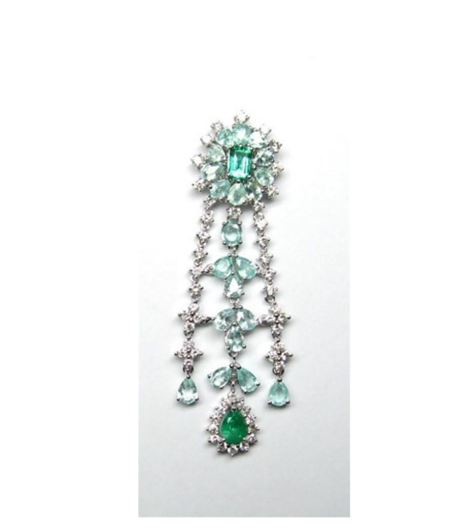 Taglio misto NWT $28, 600 Orecchini pendenti in oro 18KT con diamanti Paraiba e smeraldo in vendita