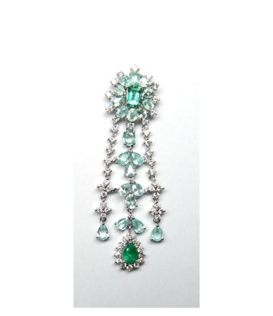 NWT $28, 600 Orecchini pendenti in oro 18KT con diamanti Paraiba e smeraldo In condizioni Nuovo in vendita a New York, NY