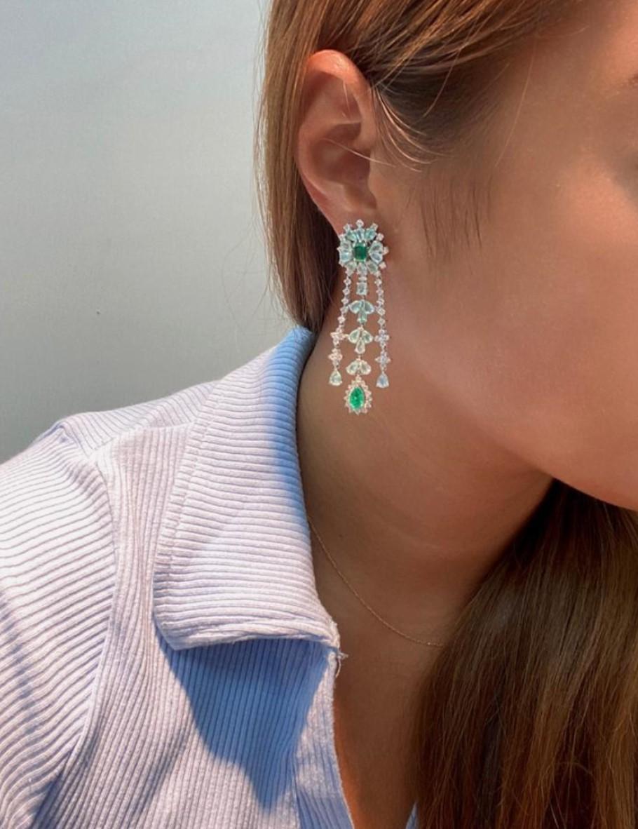 NWT $28, 600 Orecchini pendenti in oro 18KT con diamanti Paraiba e smeraldo in vendita 1