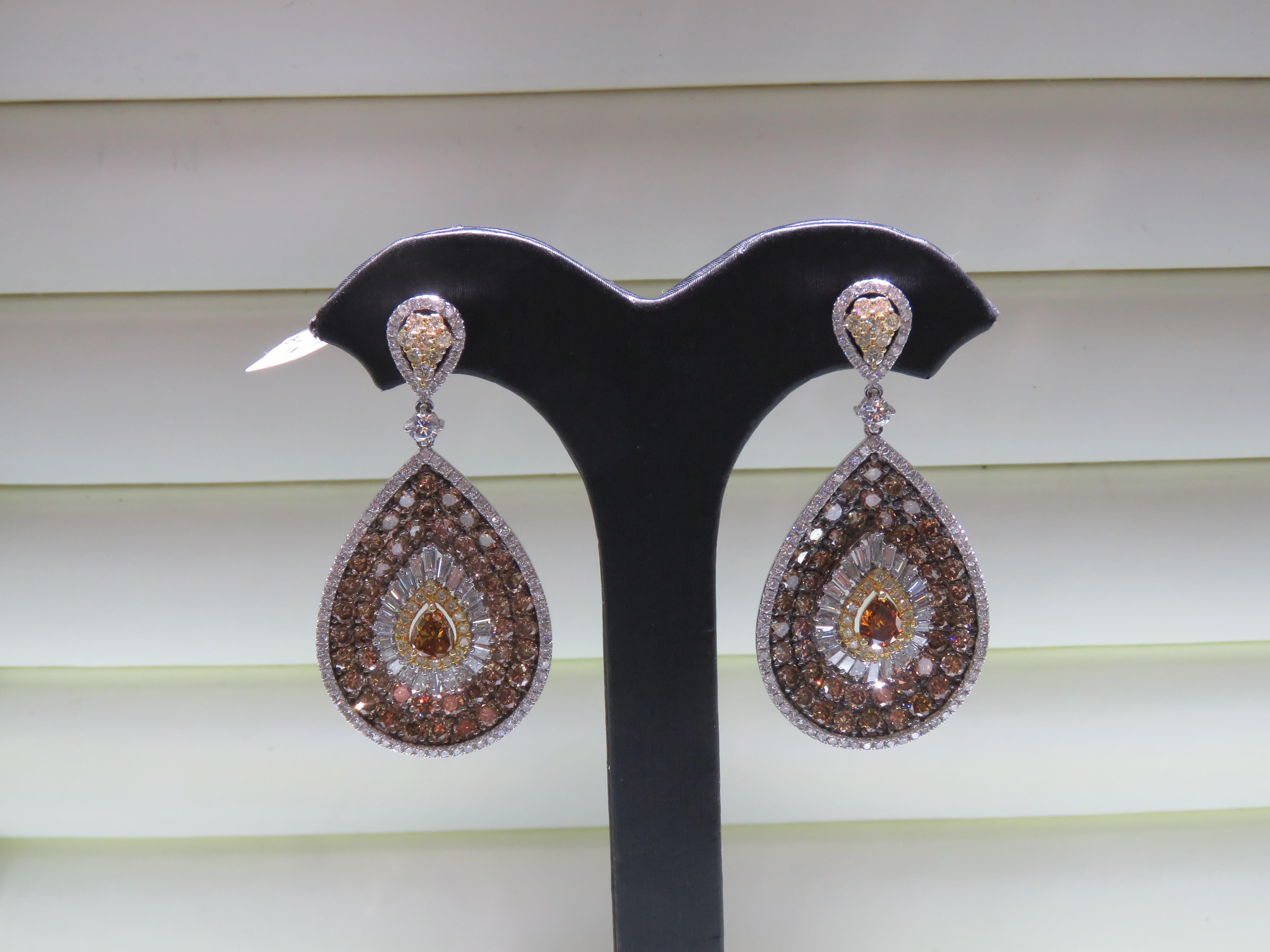 Il seguente articolo che offriamo è questi rari e bellissimi orecchini pendenti in oro 18KT con diamanti marroni e bianchi. Gli orecchini sono composti da circa 9 carati di raffinati diamanti a goccia di colore marrone cognac e bianco. I diamanti