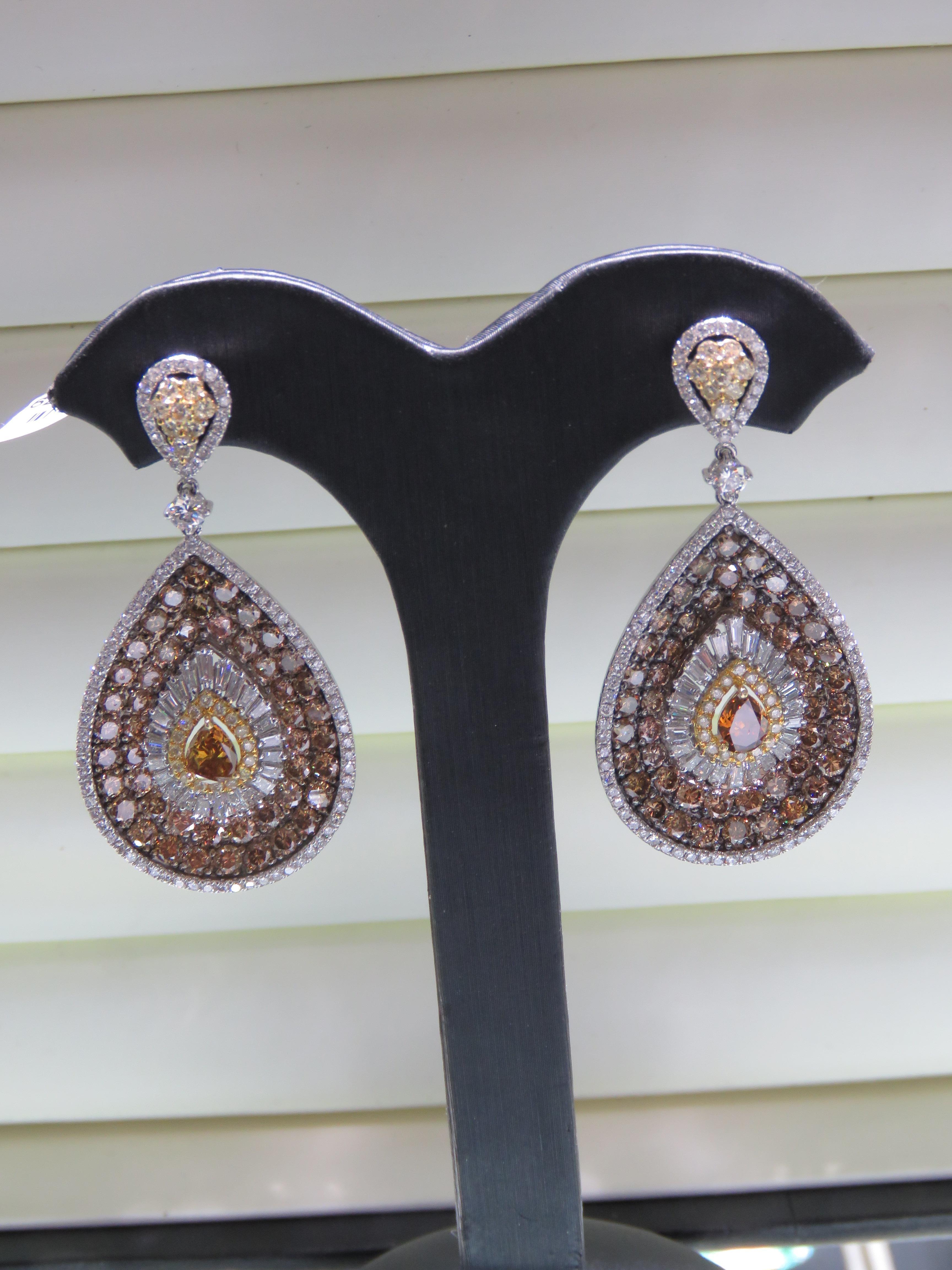 Taglio misto NWT $29.000 Magnifici orecchini in oro 18KT con diamanti 9CT Fancy Brown Cognac in vendita