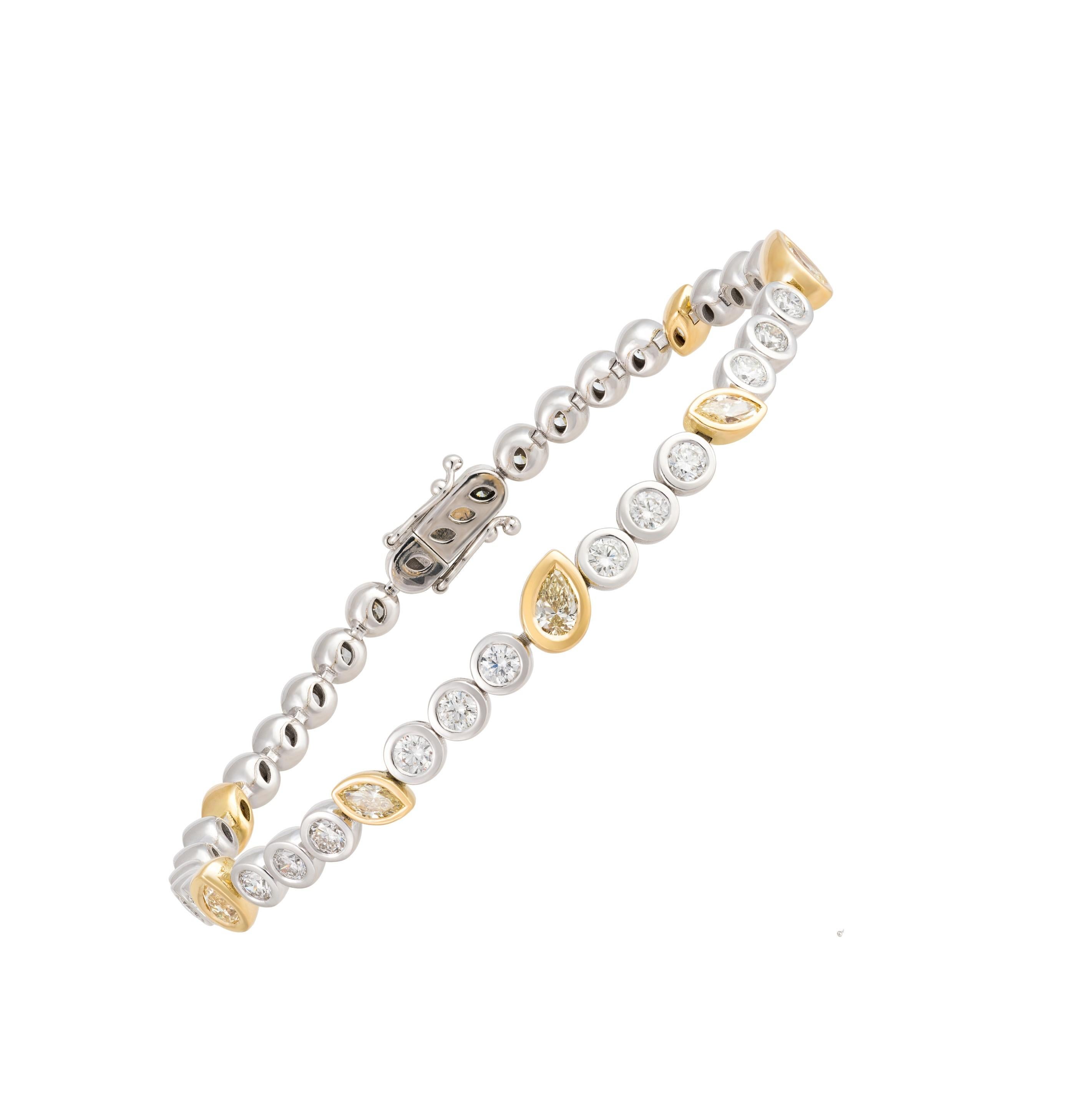 L'article suivant que nous vous proposons est ce Magnifique Rare Important Bracelet Tennis en or 18KT Sparkling Bracelet FEATURES Magnificent Rare Gorgeous Fancy Cut Diamonds approx 4CTS. 
Les diamants sont d'une belle qualité. Provenant d'un