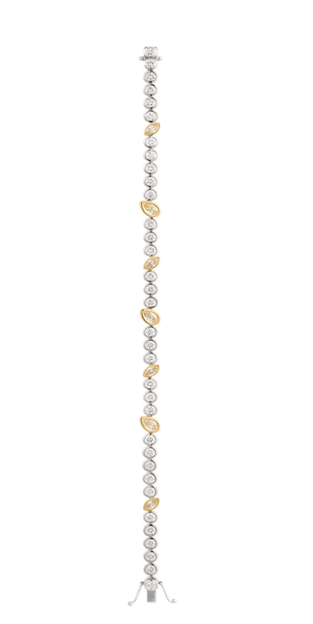 Taille mixte NWT $29, 000 Rare 18KT Gold Fancy Yellow and Diamond Tennis Bangle Bracelet en vente