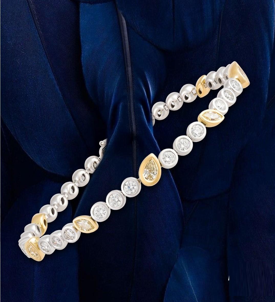 NWT $29, 000 Rare 18KT Gold Fancy Yellow and Diamond Tennis Bangle Bracelet Neuf - En vente à New York, NY