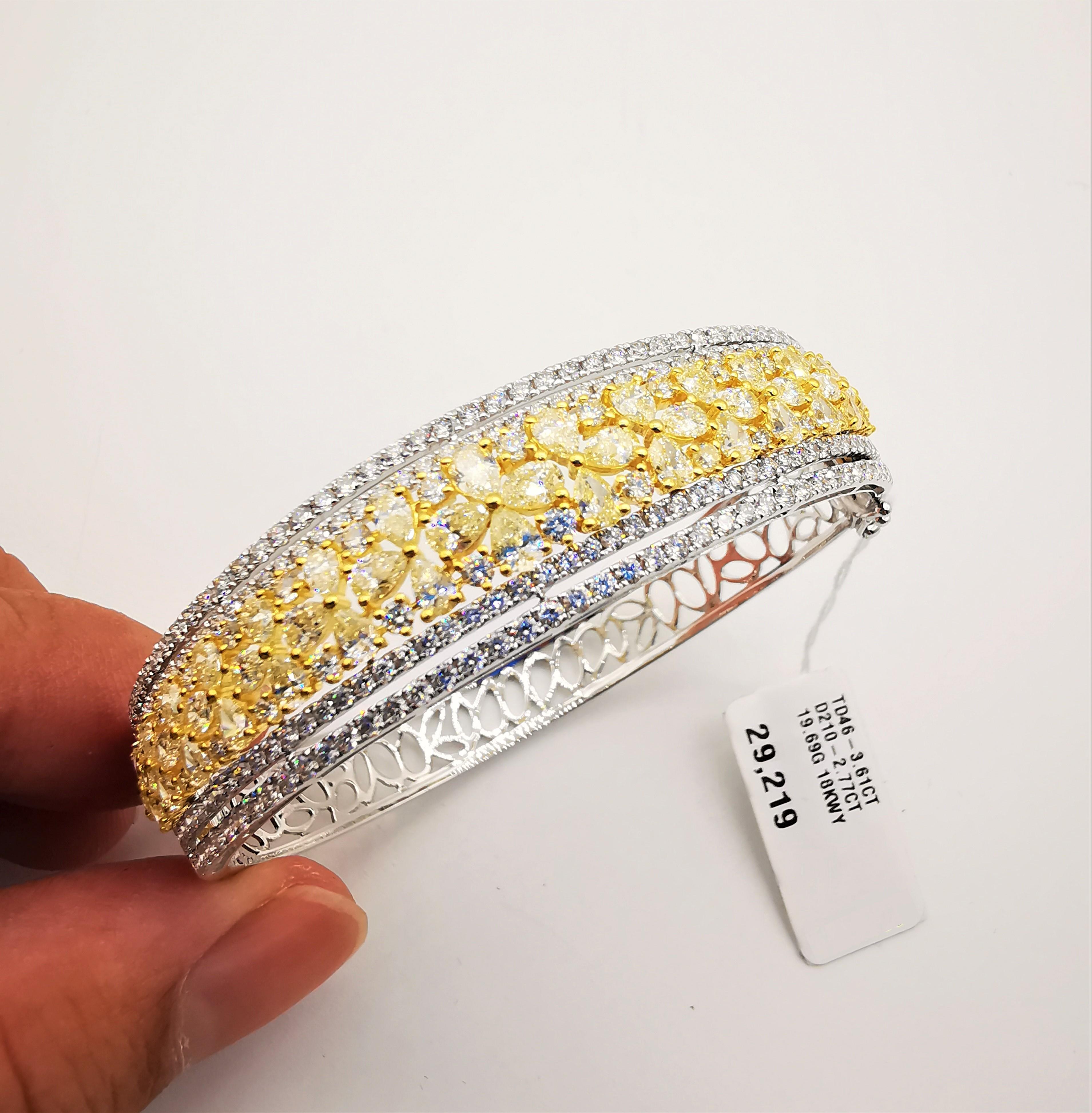 Mixed Cut NWT $29, 219 18KT Gold Gorgeous Fancy Yellow Glittering Diamond Bangle Bracelet For Sale