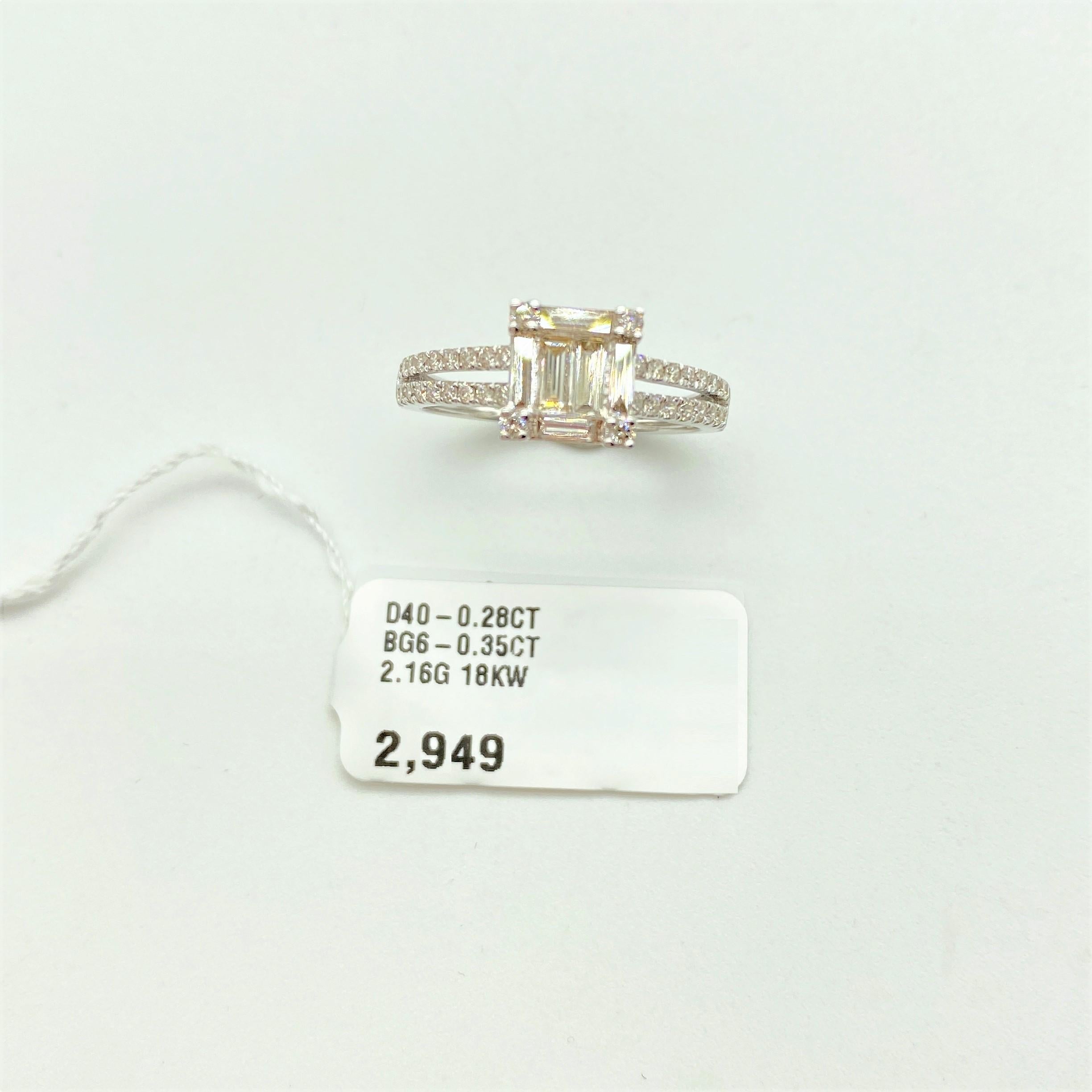 Mixed Cut NWT $2, 949 18KT Gold Glittering Fancy Baguette Diamond Engagement Statement Ring For Sale