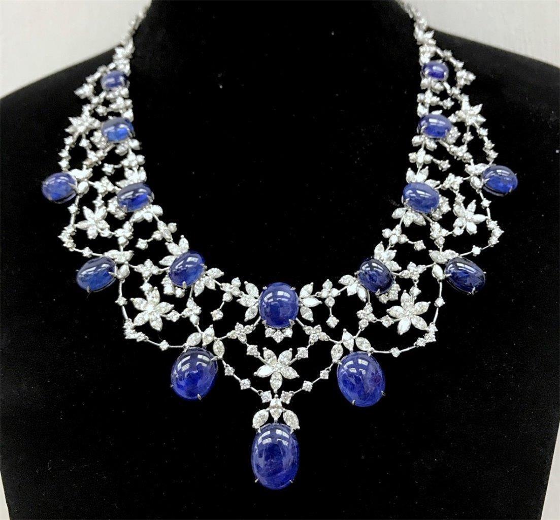 Les articles suivants sont des colliers de saphir bleu de Birmanie en or blanc 18KT avec diamants, composés de 16 saphirs bleus assortis mesurant environ 68 carats et d'environ 19 carats de diamants scintillants !!! Commerce de détail NWT : 295 000