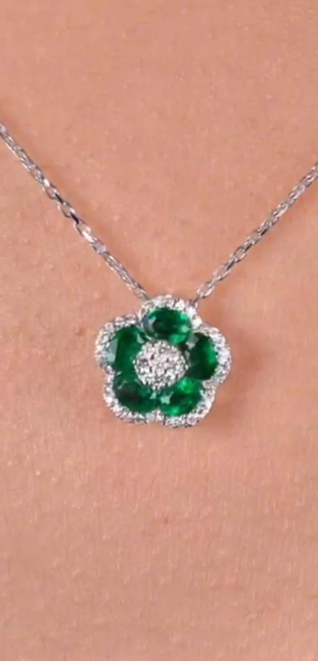 NEU $3. 000 Seltene 18KT Gold-Halskette mit Blumenanhänger, Ausgefallener grüner Smaragd-Diamant-Blumenanhänger (Gemischter Schliff) im Angebot