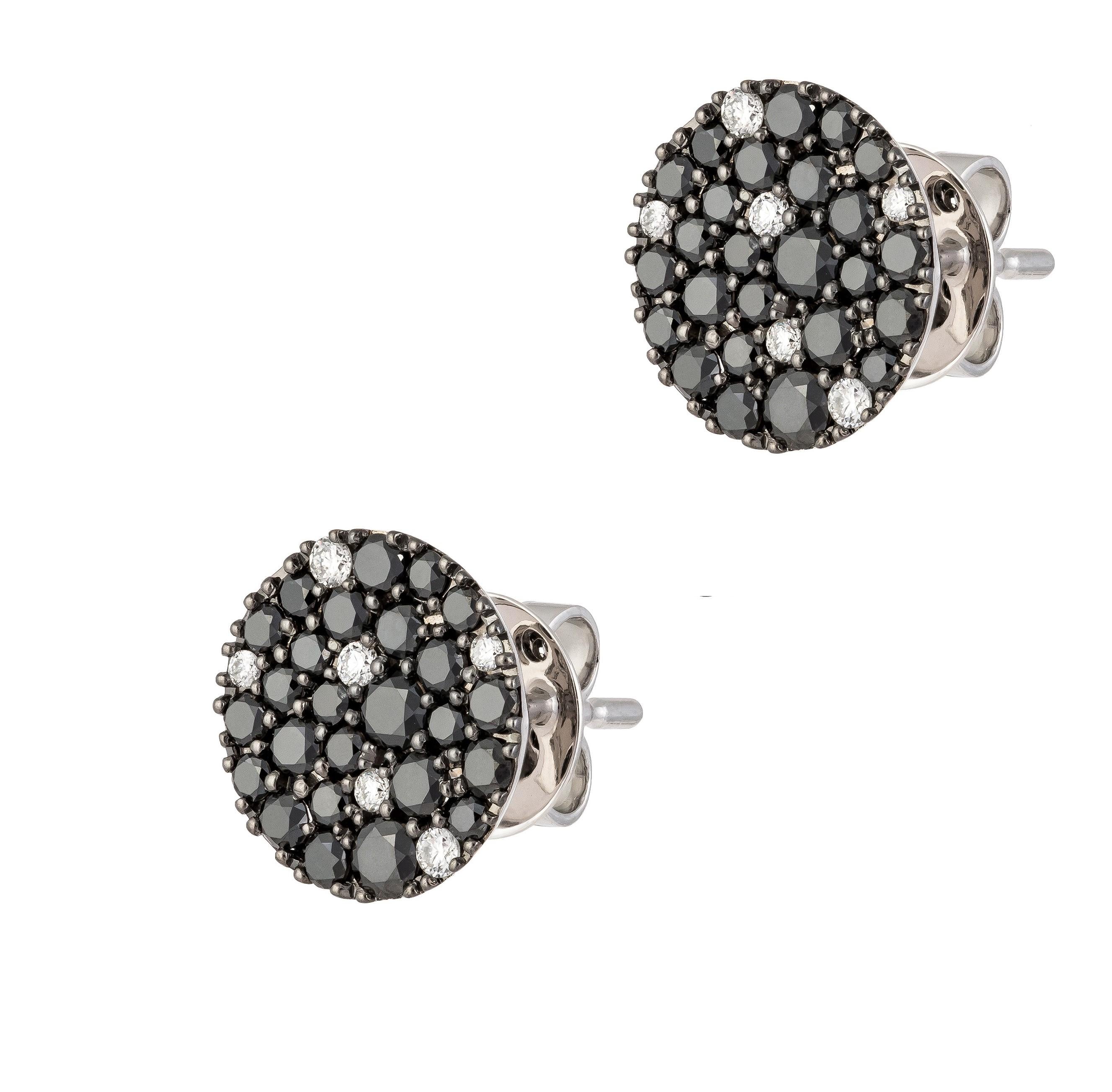 Il seguente articolo che offriamo è questo raro e importante orecchino in oro 18KT, splendido e scintillante, con diamanti neri e bianchi. Gli orecchini contengono circa 1,20 carati di splendidi diamanti fantasia circondati da piccoli diamanti neri