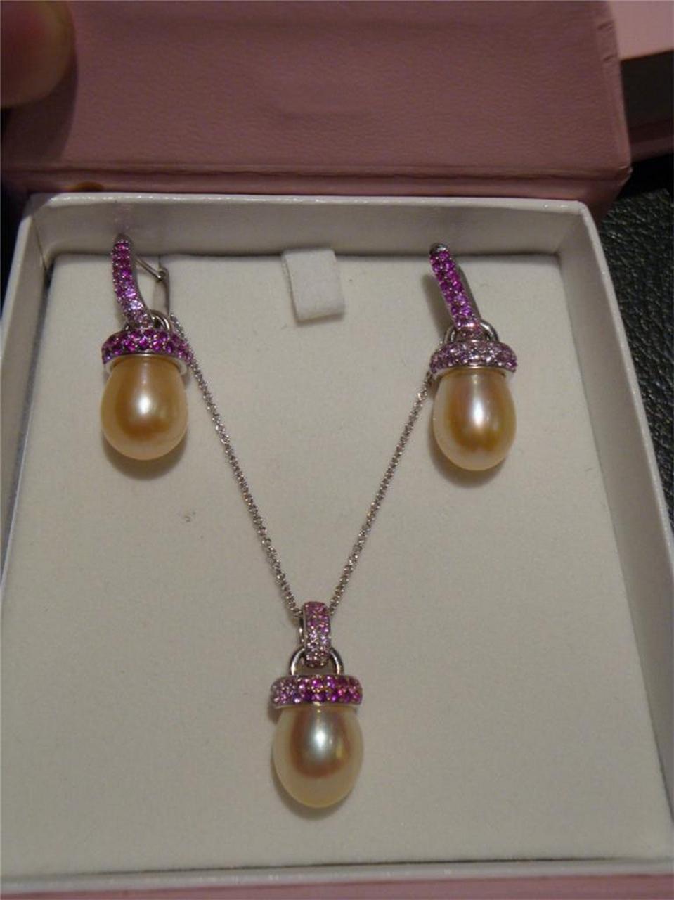 The Following Item we are offering is this Beautiful NEW Italian 18 Karat White Gold High Luster Genuine Large Pink Pearl Pendant Necklace and Earring Set Magnificently adorned with 3 Carats of Glittering Rubies and Sapphires!! NEW IN BOX WITH