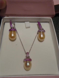 NWT $3, 750 Importanti orecchini pendenti in oro 18Kt con perle rosa, zaffiri e rubini
