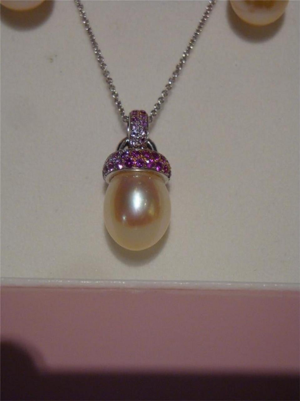 Round Cut NWT $3, 750 Important 18Kt Gold Fancy Pink Pearl Sapphire Ruby Pendant Earrings For Sale
