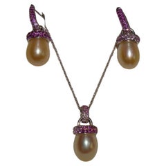 NEU $3. 750 bedeutende Ohrringe mit Anhänger aus 18 Karat Gold mit rosa Perle, Saphir und Rubin, Fancy