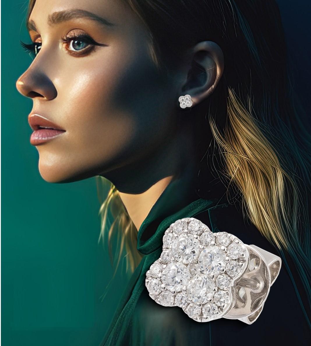 NWT $3, 850 Rare 18KT Gold Fancy Diamond Clover Stud Earrings In New Condition For Sale In New York, NY