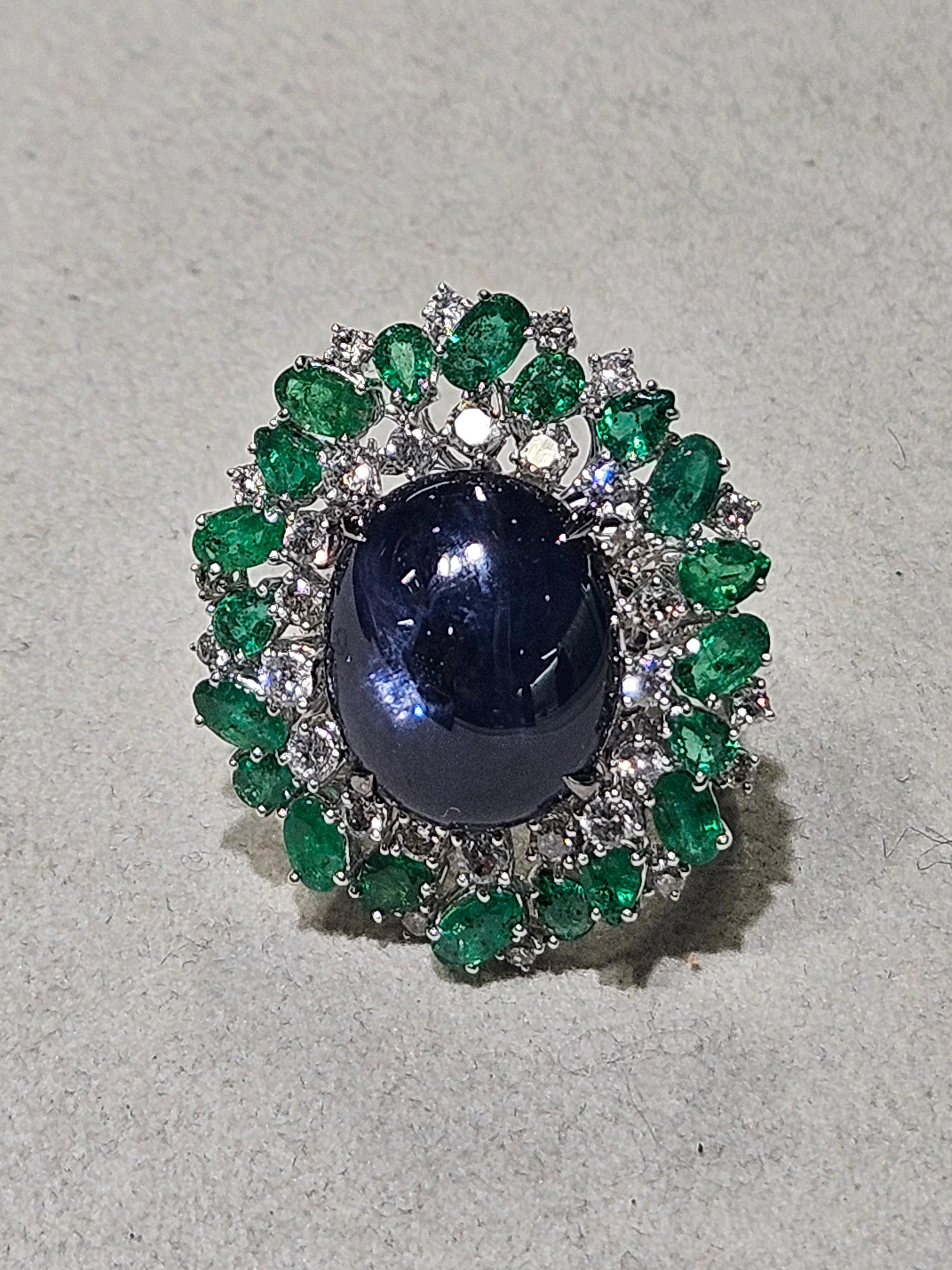 Der folgende Artikel, den wir anbieten, ist dieser seltene wichtige strahlende 18KT Gold herrlich glitzernde und funkelnde prächtige Fancy Blue Sapphire Cabochon Emerald Sapphire Diamond Ring. Ring Enthält ca. 17CTS eines schönen großen  Blauer