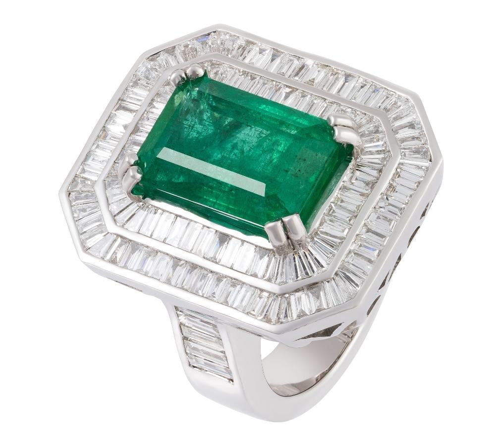 Die folgenden Artikel bieten wir ist eine seltene wichtige Radiant 18KT Gold Large Fancy Smaragd und Diamant-Ring.  Der Ring besteht aus einem wunderschönen Fancy-Smaragd, umgeben von schönen glitzernden Fancy-Diamanten. T.C.W APPROX 9CTS!!! Dieser