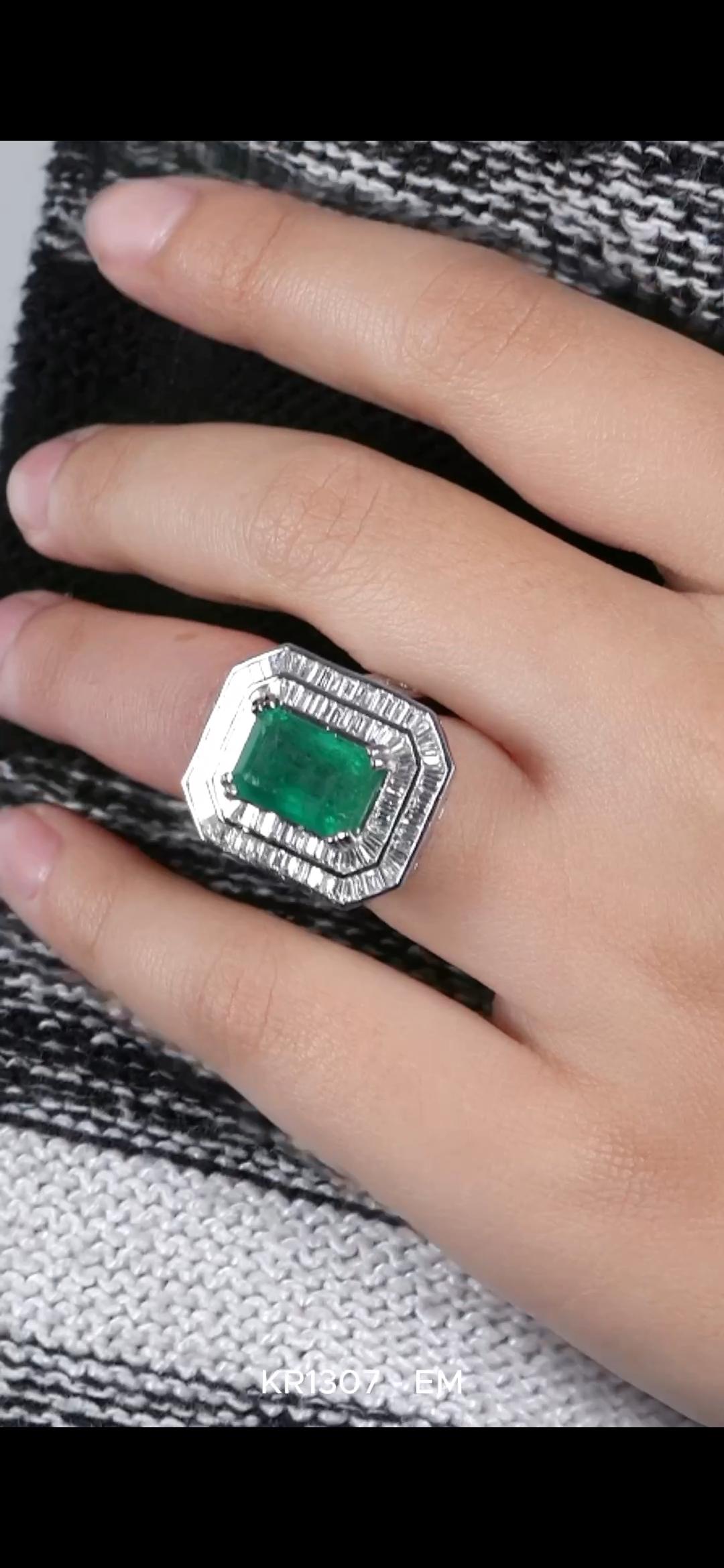 NEU $30, 000 18KT Gold Wunderschöner großer 9CT Fancy Glitzernder Smaragd-Diamantring mit glitzerndem Smaragd im Zustand „Neu“ im Angebot in New York, NY
