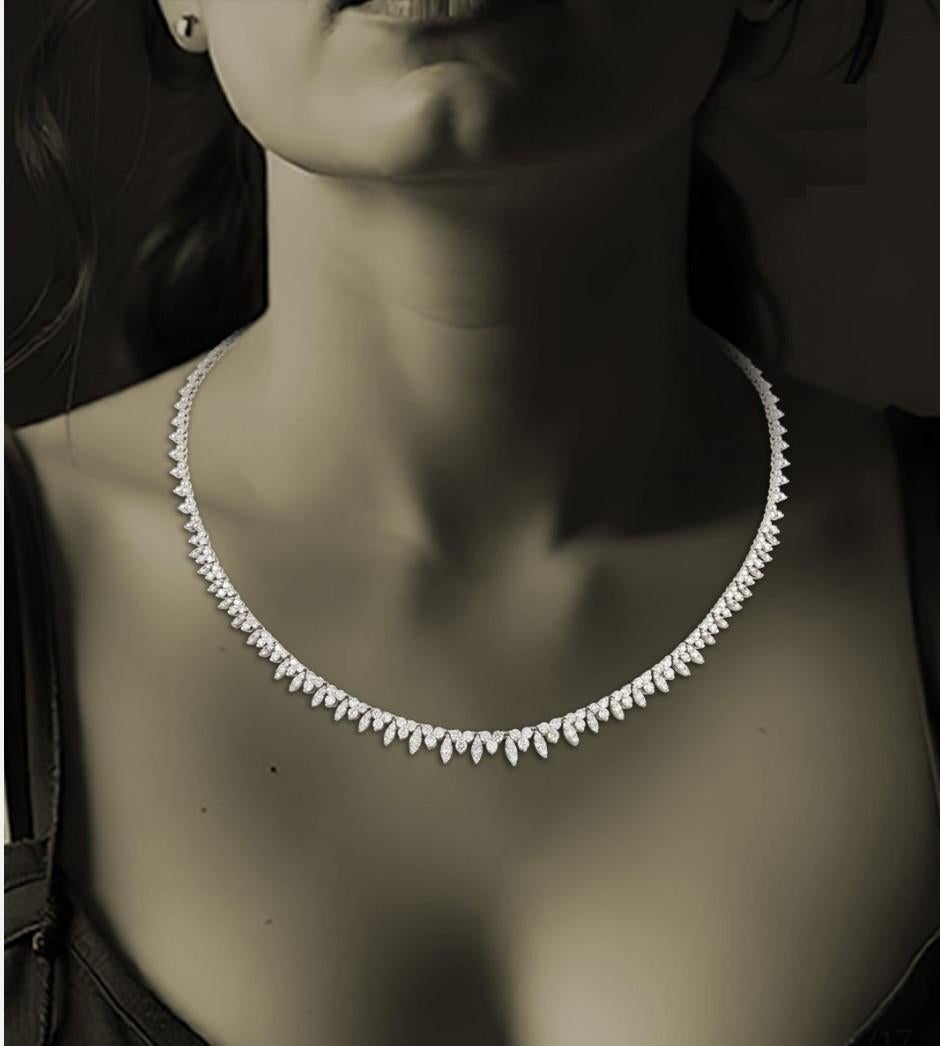 Il seguente oggetto è un'importante e rara collana con frangia di diamanti radianti in oro bianco 18 carati, composta da diamanti assortiti e di qualità elevata (circa 6 carati)!!! Le pietre sono molto pulite ed estremamente fini!!! Viene venduto al