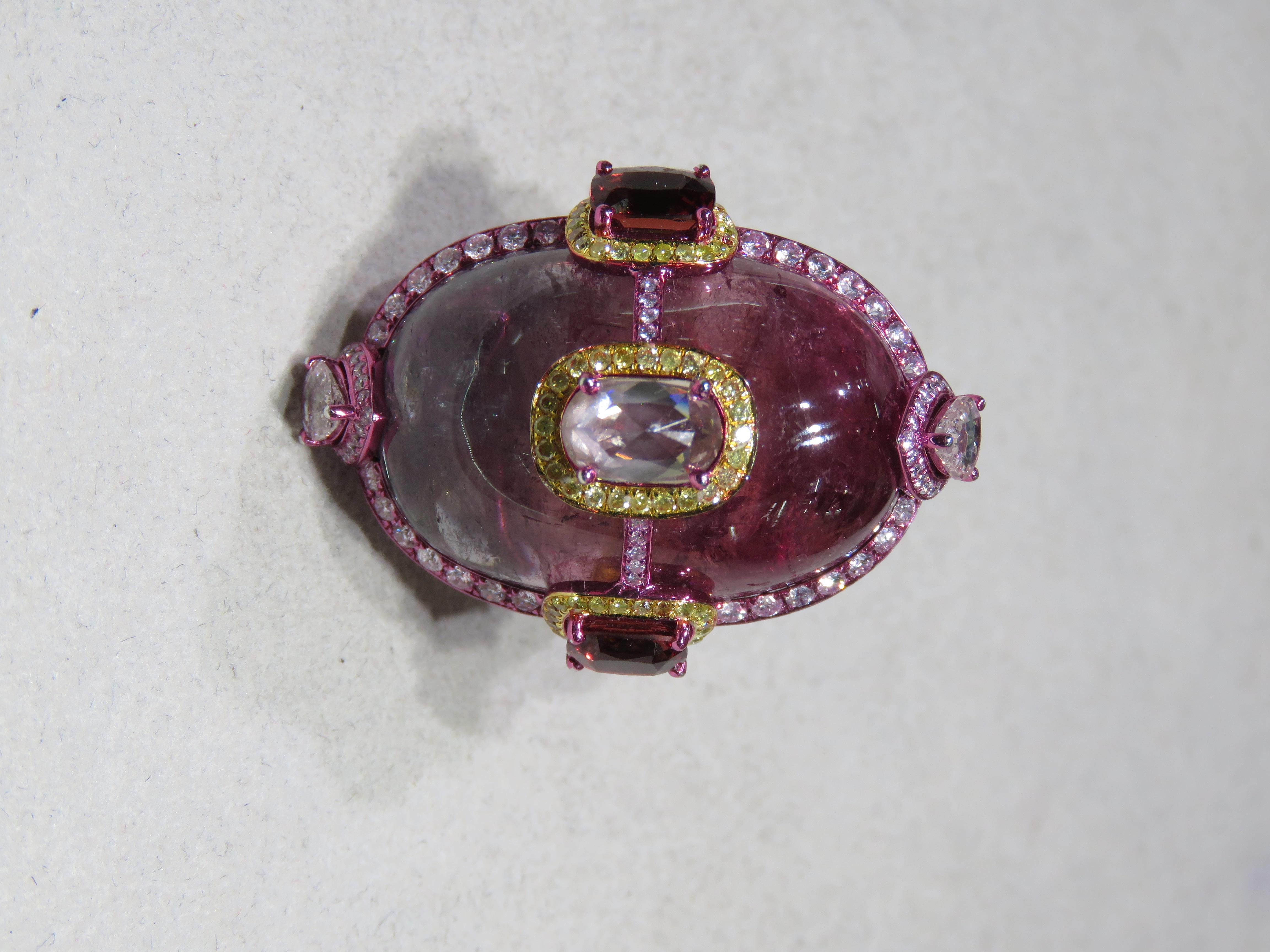 Der folgende Artikel, den wir anbieten, ist ein seltener wichtiger strahlender 18KT Gold Fancy Large Red Turmaline Diamond Ruby Rose Cut Ring. Der Ring besteht aus einem LARGE Gorgeous Fancy Large Red Turmalin mit schönen glitzernden Rose Cut
