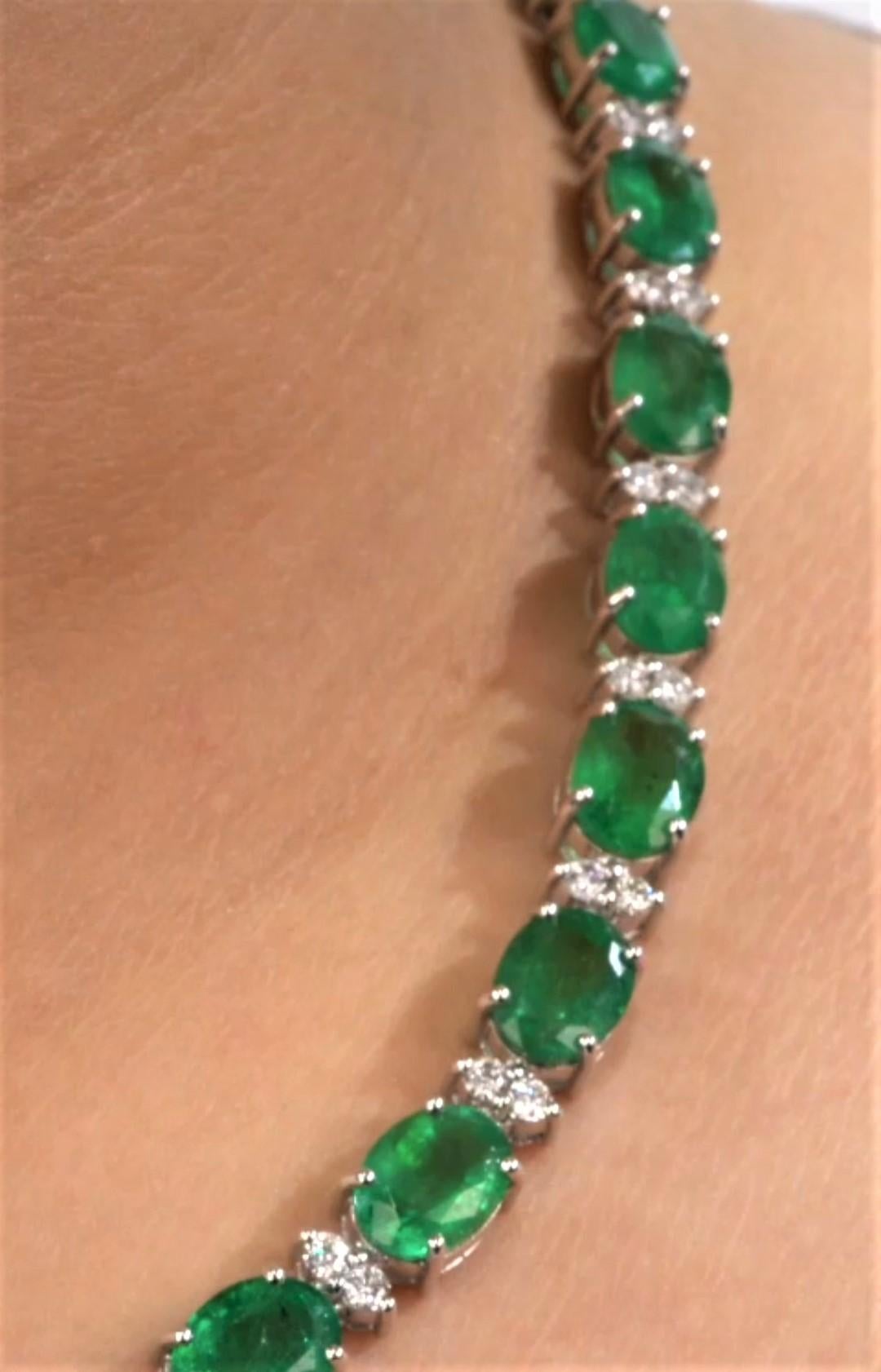NEU 30.000 18KT Fancy Große glitzernde Fancy 28CT Smaragd-Diamant-Halskette (Ovalschliff) im Angebot