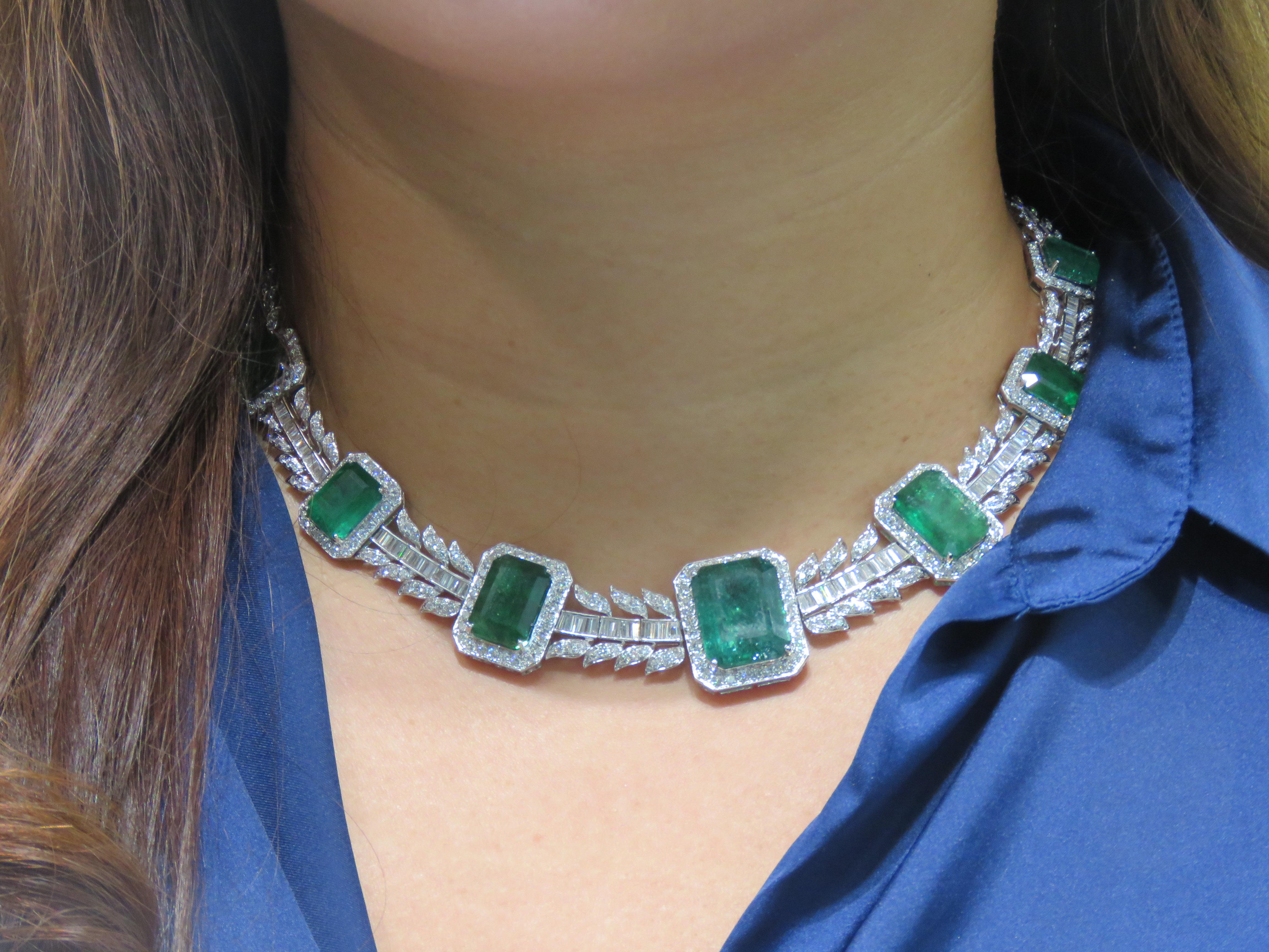 El siguiente artículo que estamos ofreciendo es un importante collar de diamantes de oro de 18 quilates con esmeraldas de fantasía. ¡El collar se compone de 7 magníficas esmeraldas de fantasía y diamantes! T.C.W. ¡¡¡Más de 62CTS!!! Este Magnífico