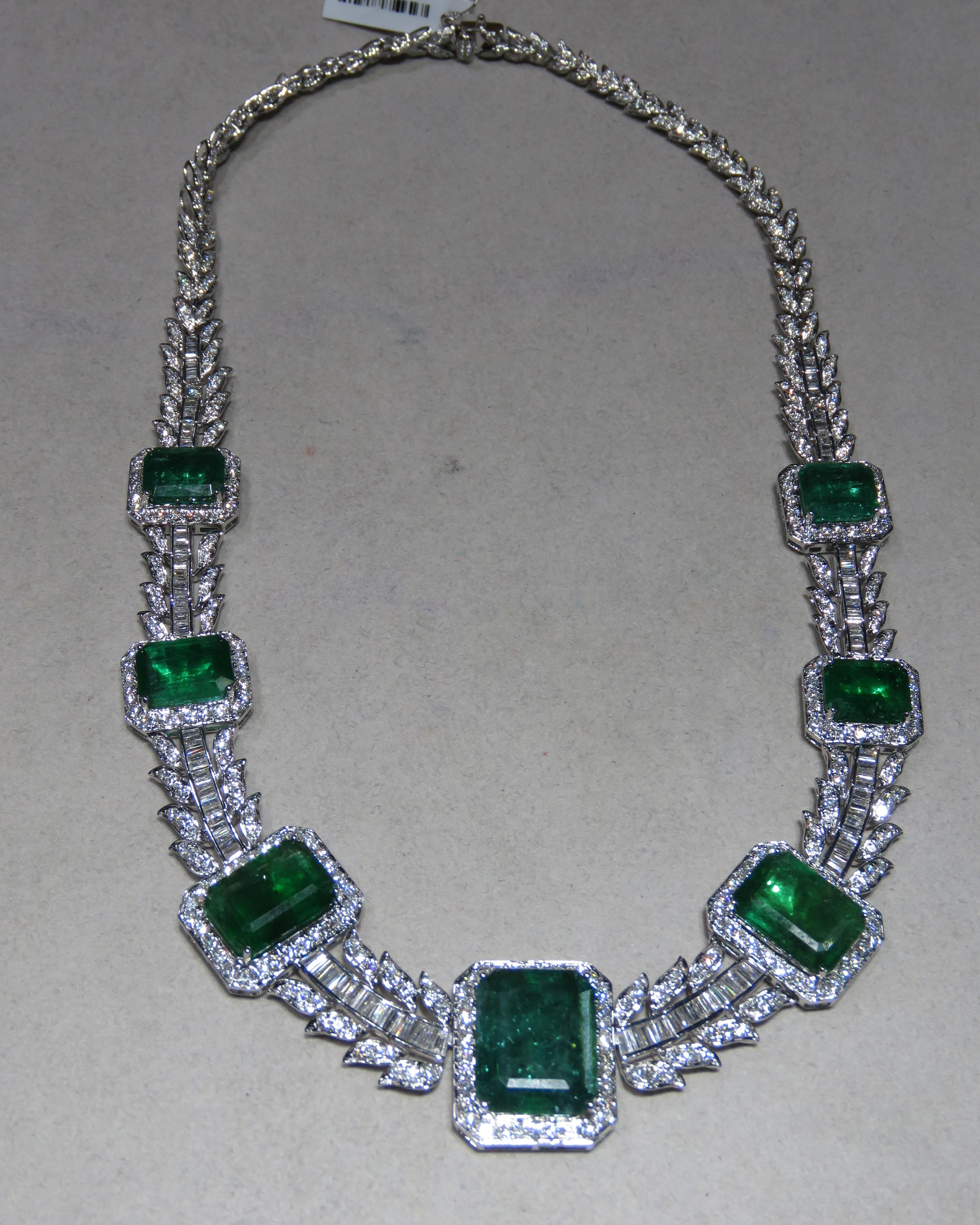 De las mujeres NWT $ 304, 000 Oro 18KT 62CT Fancy Glittering Large Collar de Diamantes Esmeralda en venta