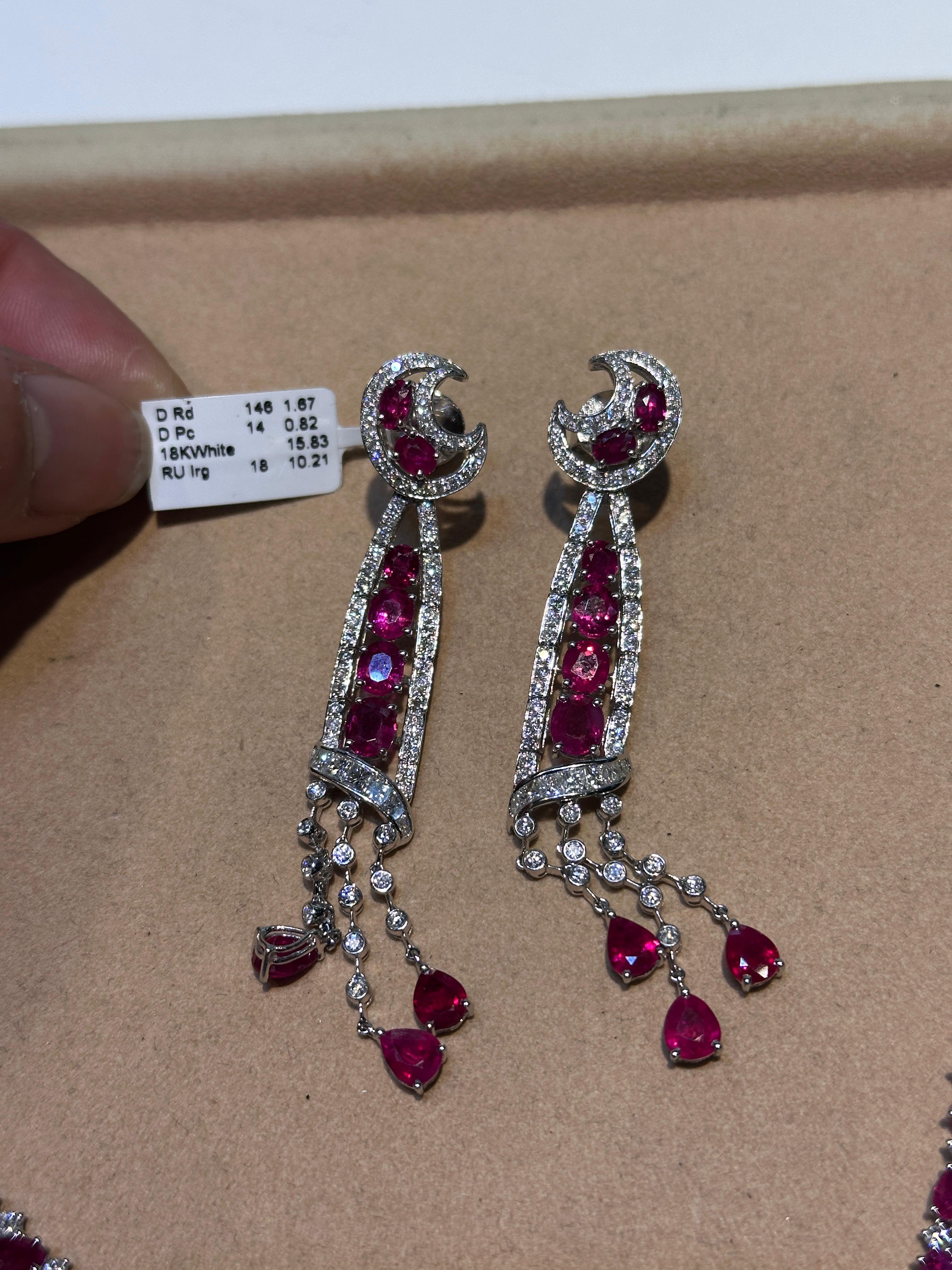 L'article suivant que nous offrons est ce Rare Important Radiant Gold 18KT Gorgeous Glittering and Sparkling Magnificent Fancy Red Ruby Diamond Earrings. Les boucles d'oreilles contiennent près de 13CTS de magnifiques rubis et diamants de taille