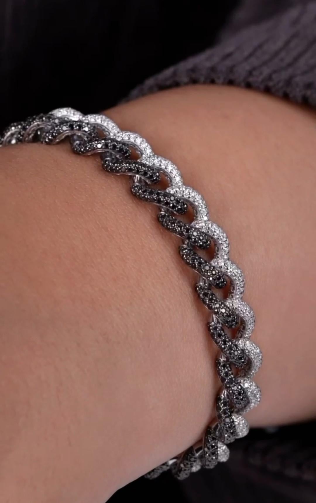 Il seguente articolo è un importante braccialetto a catena con diamanti bianchi e neri in oro 18 carati. Il bracciale è composto da diamanti neri e bianchi. T.C.W. Circa 7.60CTS!!! Questo splendido bracciale è un raro campione nuovo con cartellino