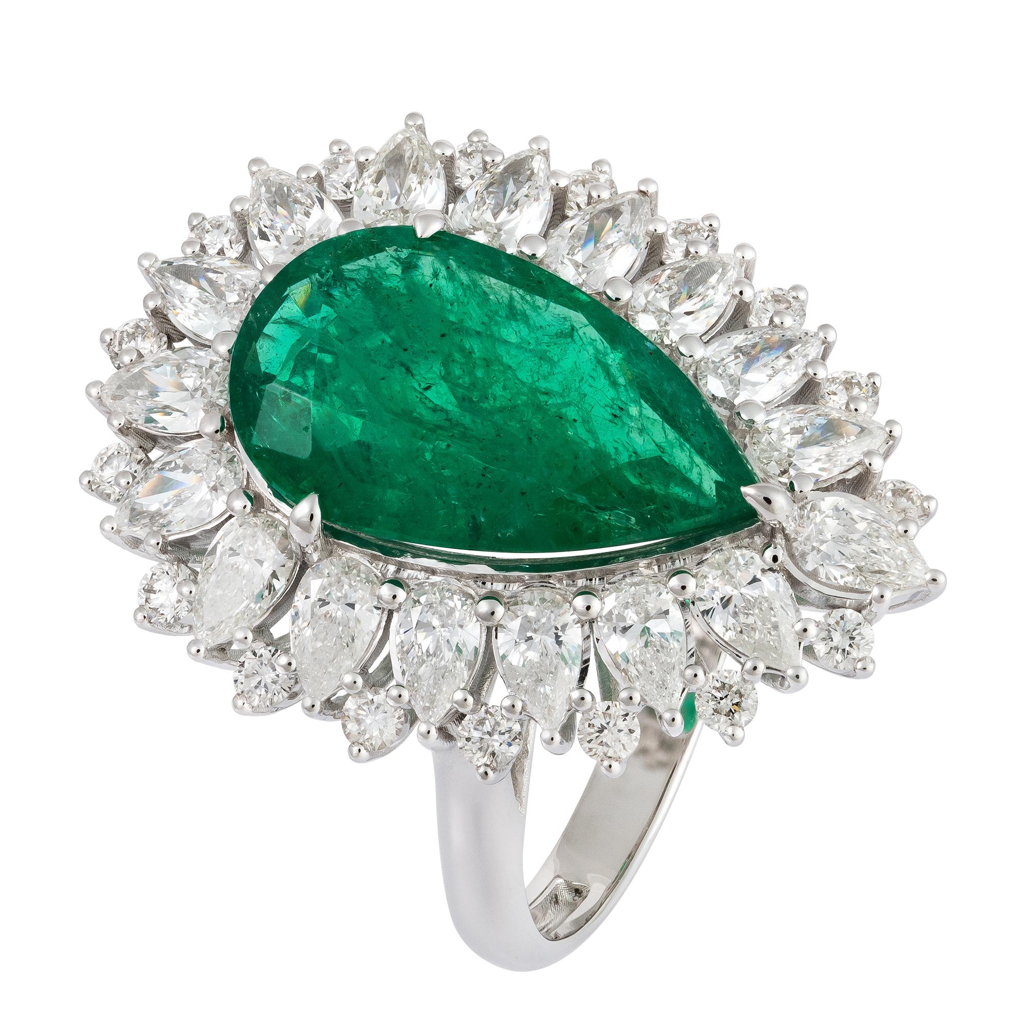 NWT $31, 500 18KT Gold Large Gorgeous Fancy Pear Emerald and Diamond Ring In New Condition For Sale In New York, NY