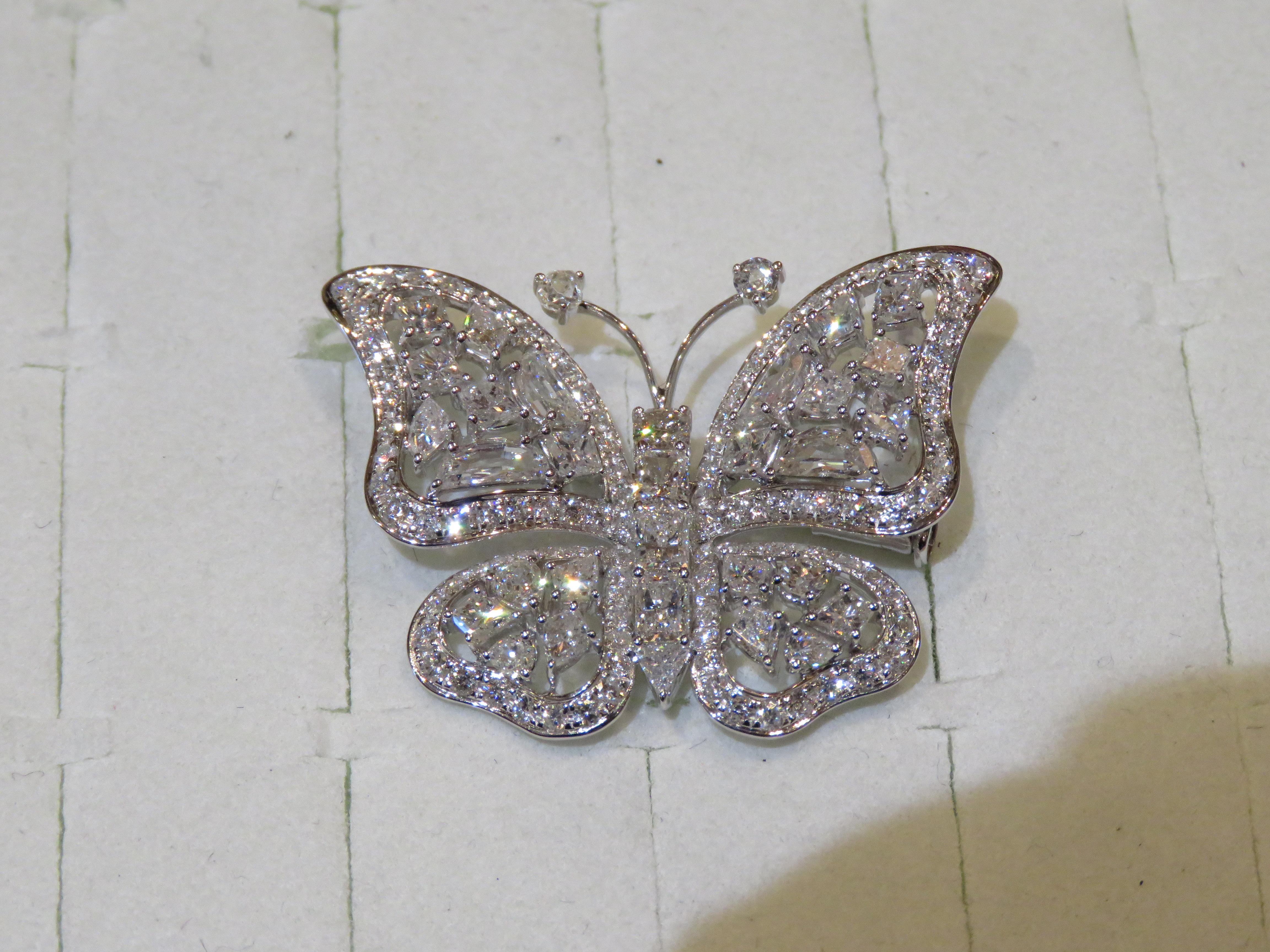 Der folgende Artikel, den wir anbieten, ist eine seltene wichtige Original 18KT Gold große Schmetterling Diamant Brosche Pin Anhänger. Die Steine sind sehr sauber und extrem fein!!! T.C.W. Ca. 5.20CTS. Dieses prächtige Stück ist ein seltenes