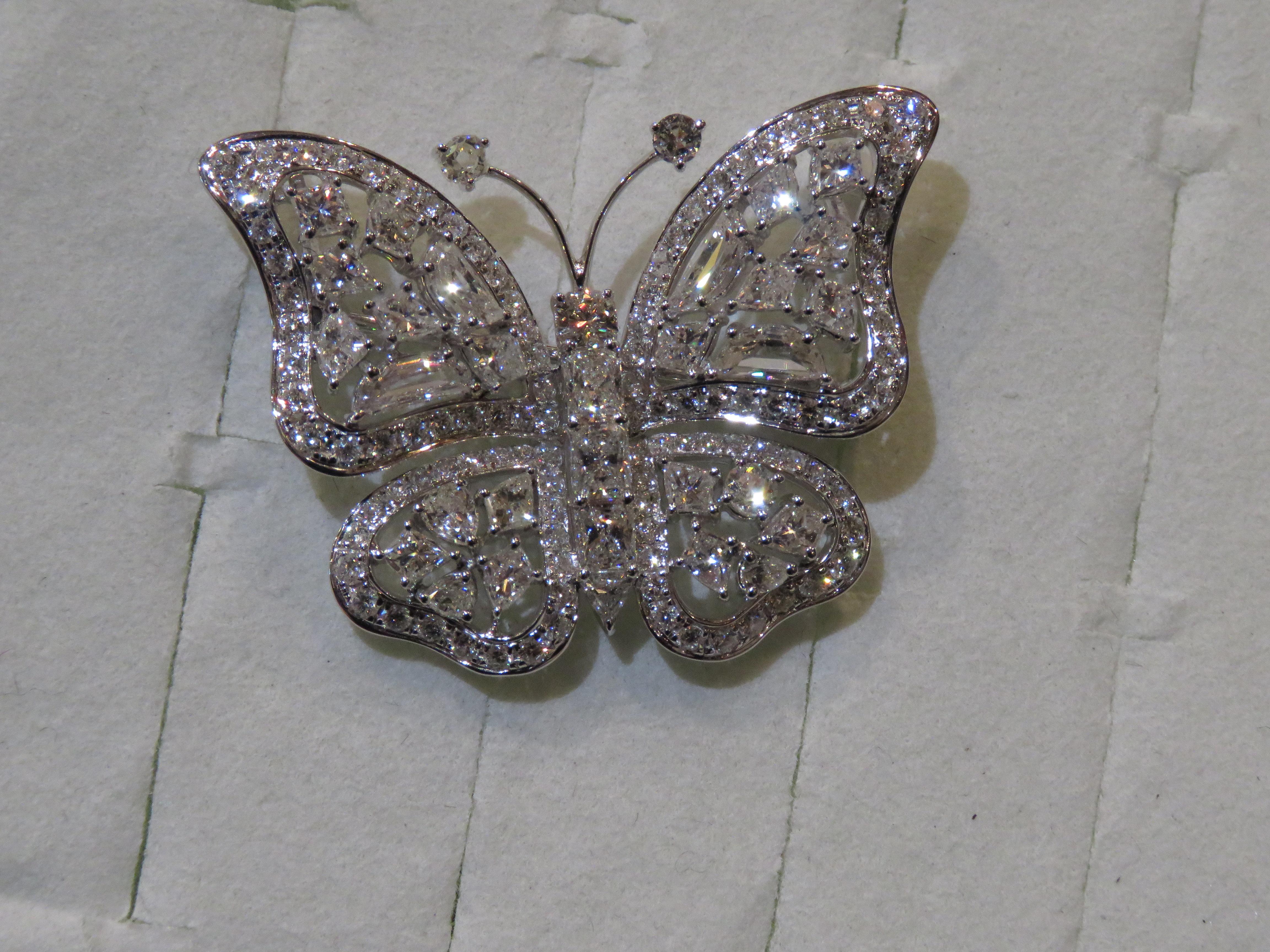 NEU $31, 700 18KT Gold Fancy glitzernder Schmetterlings-Diamant-Anhänger Brosche Pin (Gemischter Schliff) im Angebot