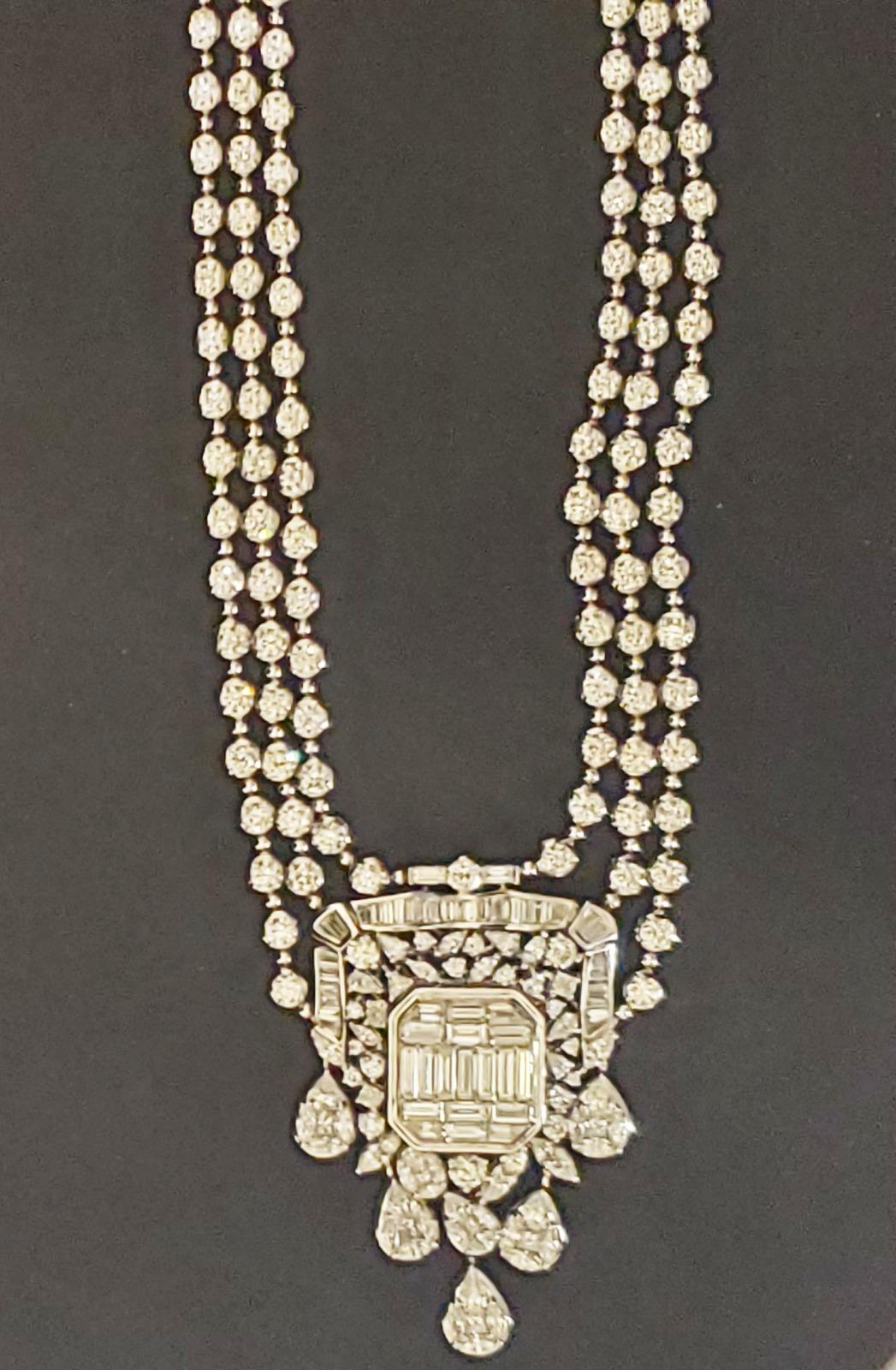Il seguente articolo che offriamo è questa rara e importante collana di diamanti radianti in oro 18KT, splendida e scintillante, con diamanti tondi e baguette a forma di fantasia. La collana contiene circa 32CTS di splendidi diamanti baguette