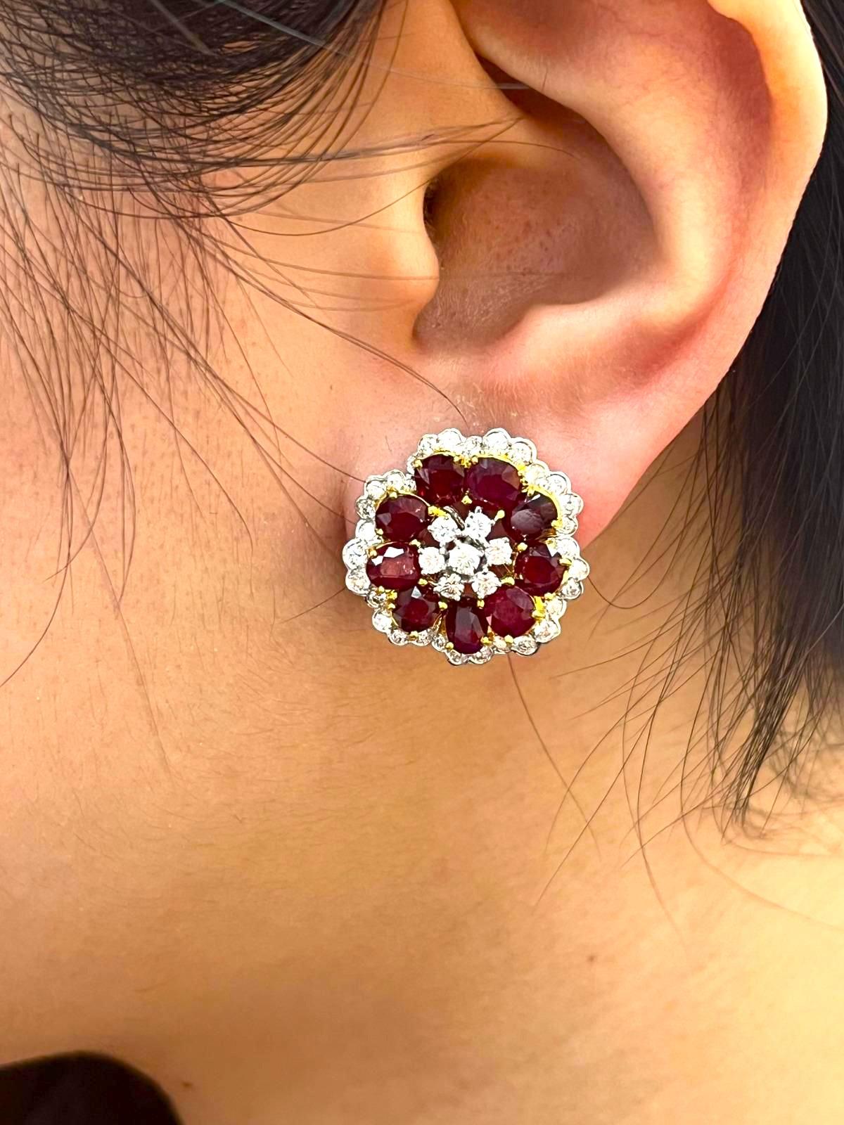 Taglio misto NWT $32, 000 Orecchini in oro 18KT Fancy Gorgeous Glittering Large Ruby Diamond in vendita