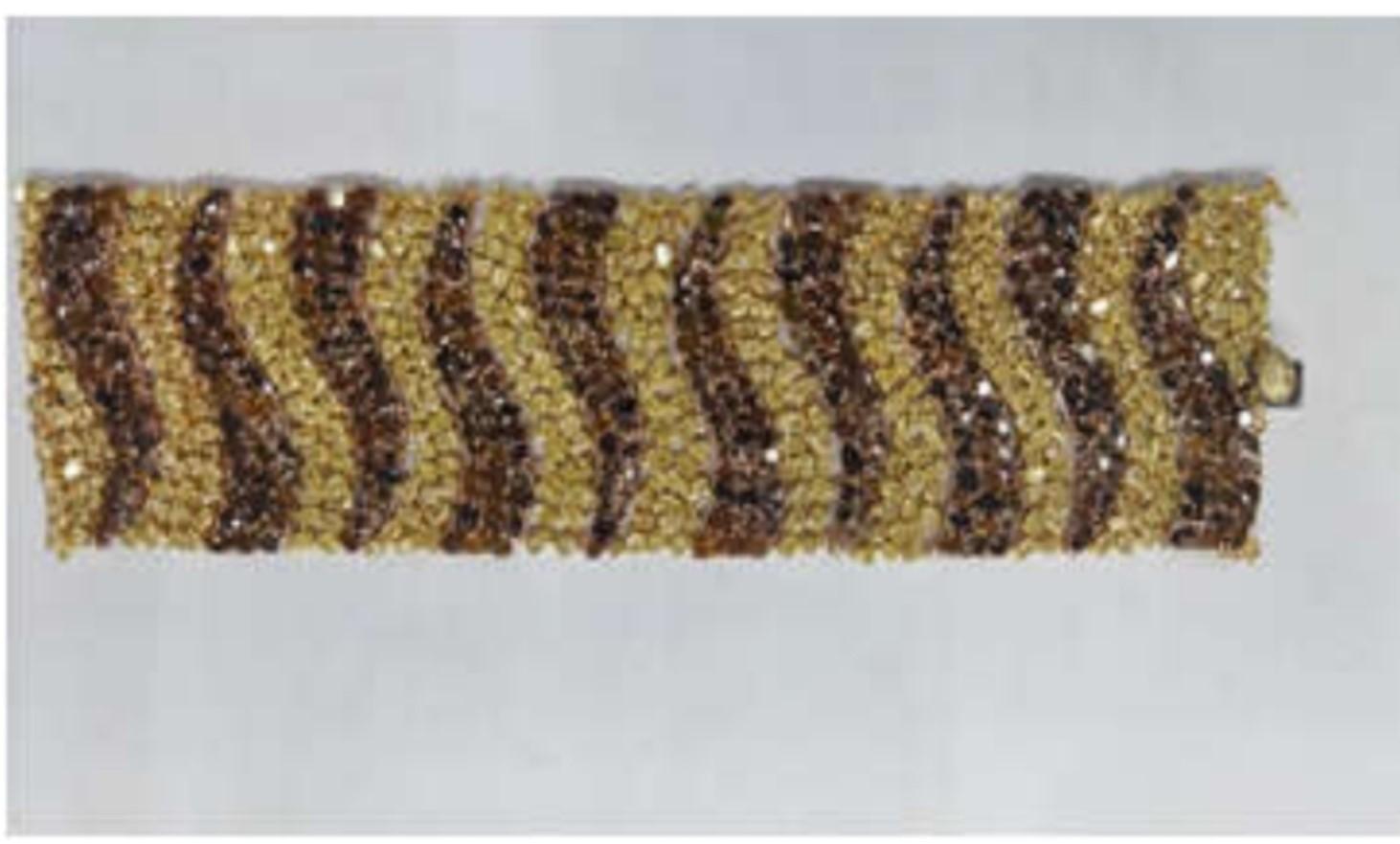 L'article suivant que nous offrons est un Rare Bracelet en or 18KT Fancy Glittering Yellow and Cognac Diamond. Le bracelet est composé de diamants jaune/cognac et blanc finement sertis dans un motif tigré !!! T.C.W. Approx 110CTS ! !!
Ce magnifique